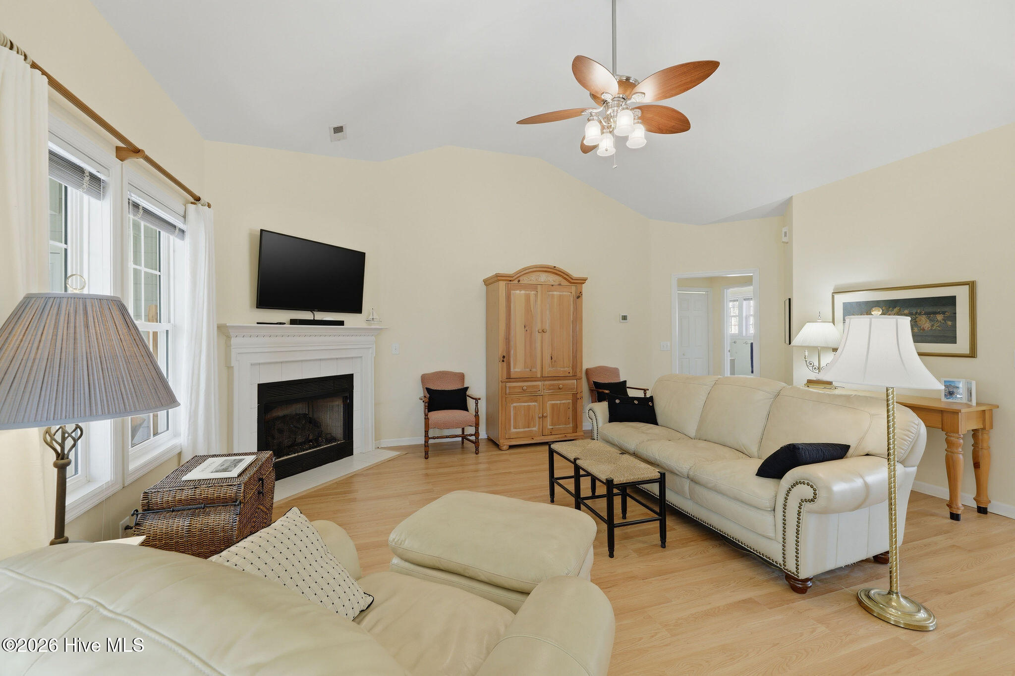 100560993 | Photo 11