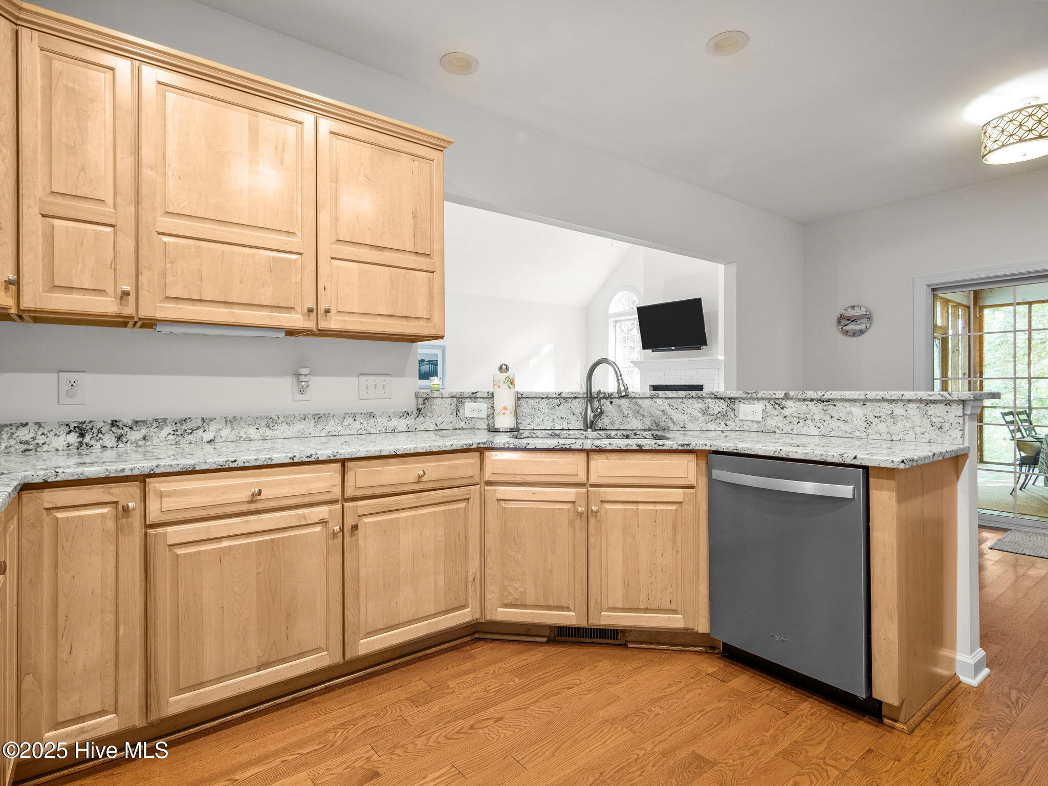 100519195 | Photo 12