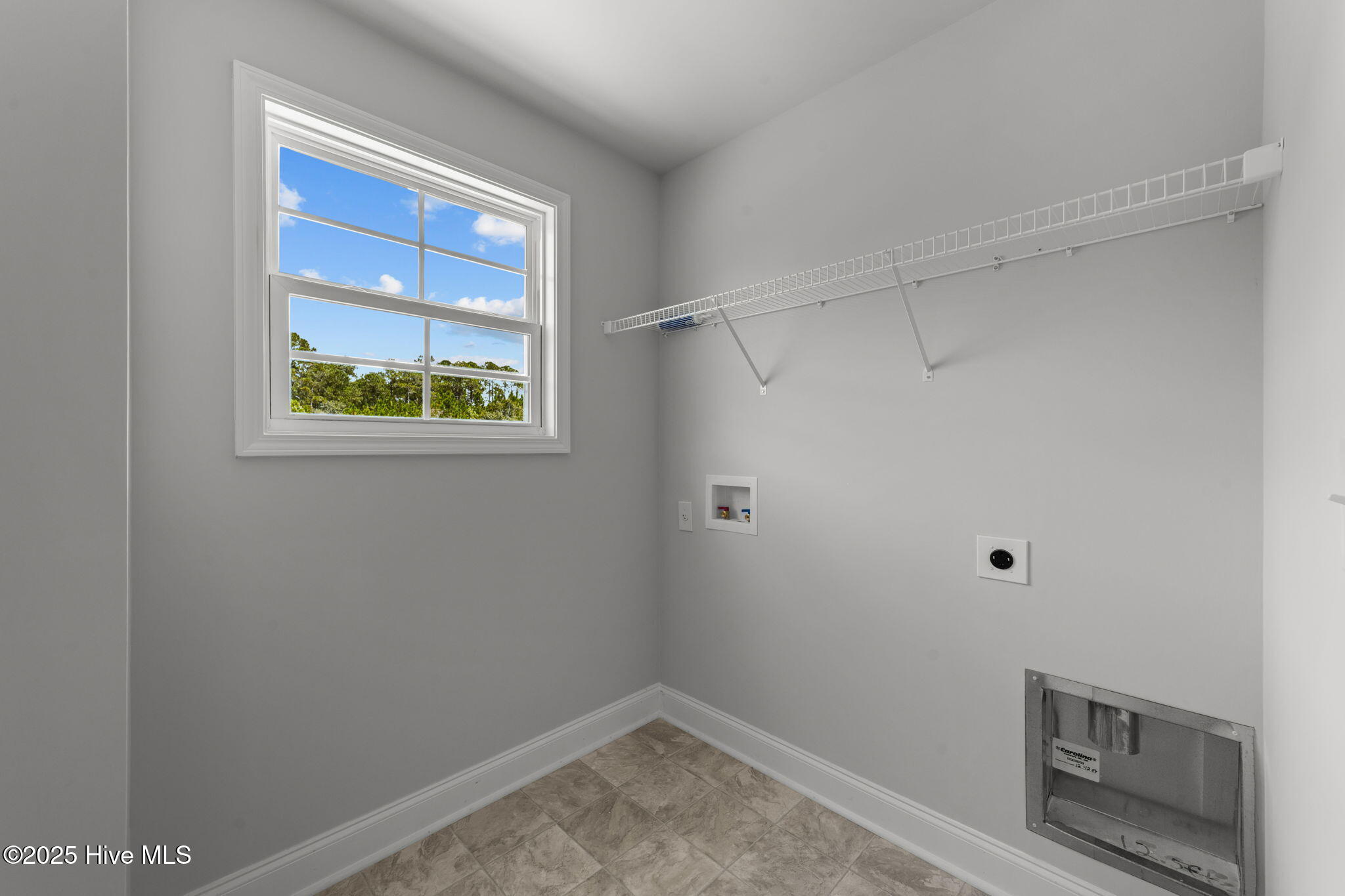 100523810 | Photo 22