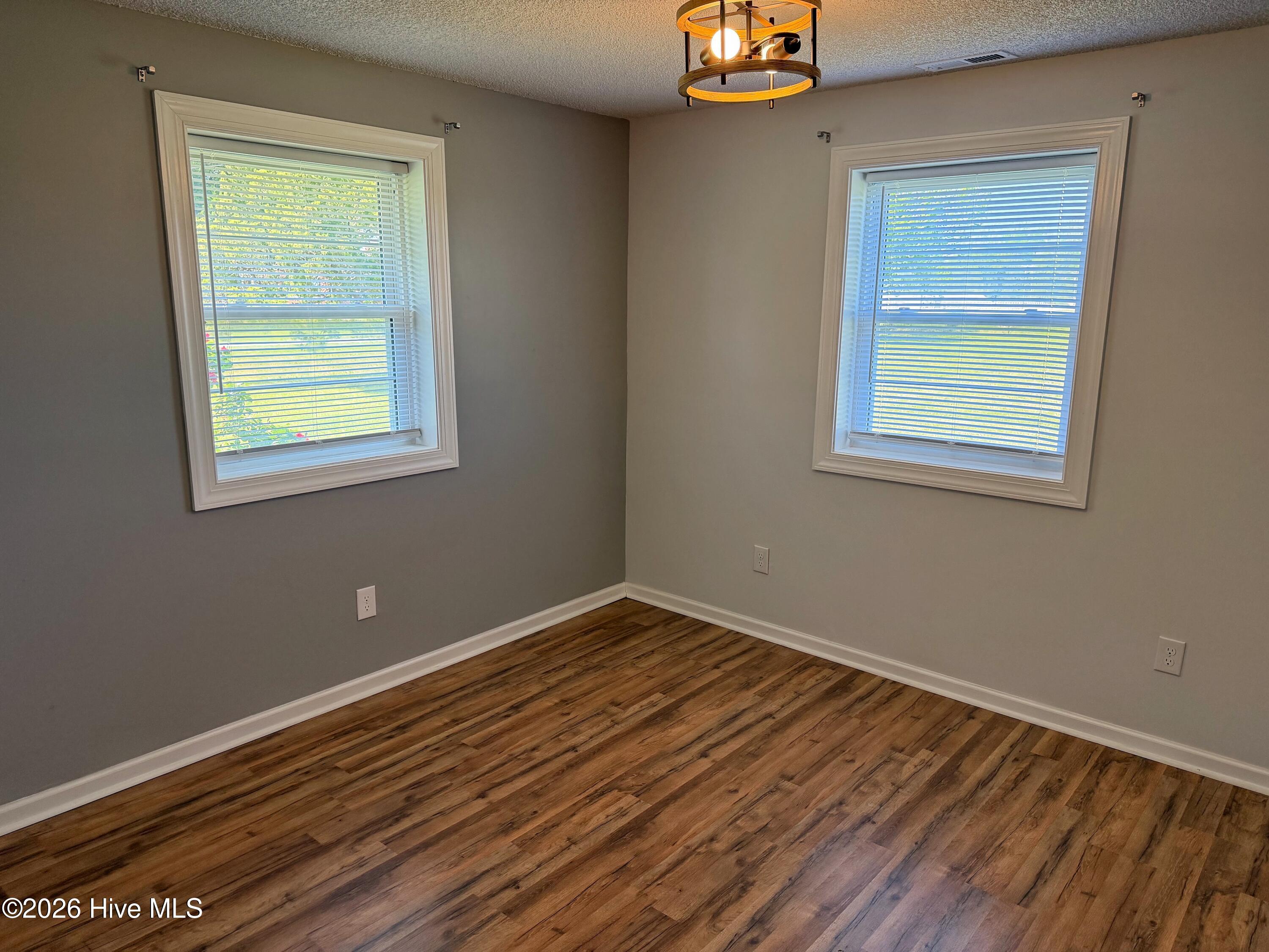 100568098 | Photo 14