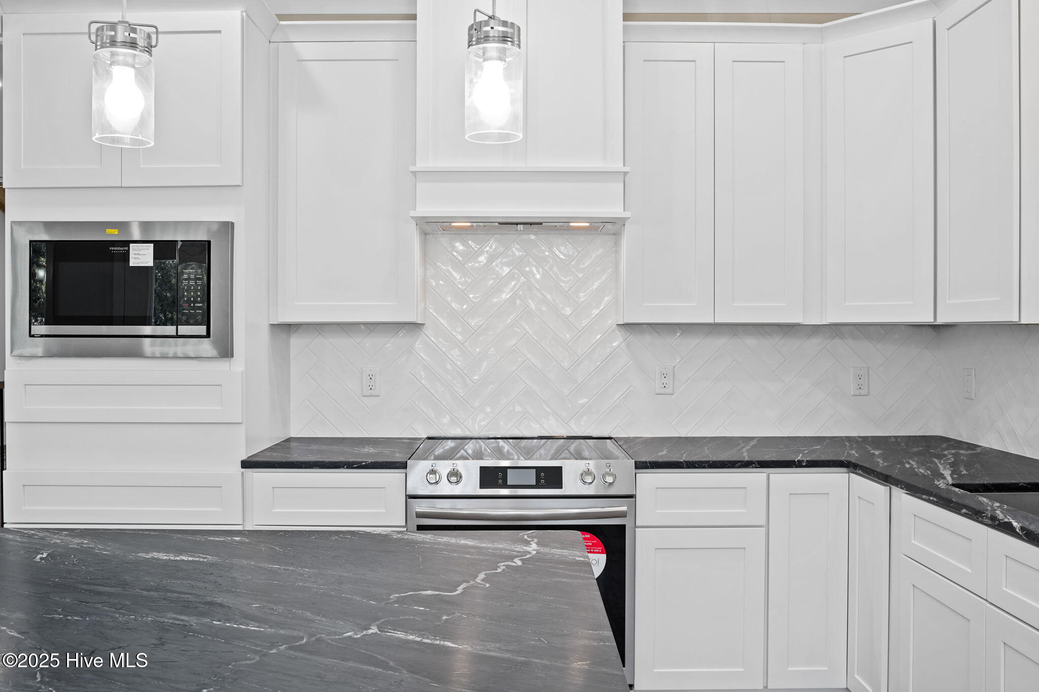 100535041 | Photo 13