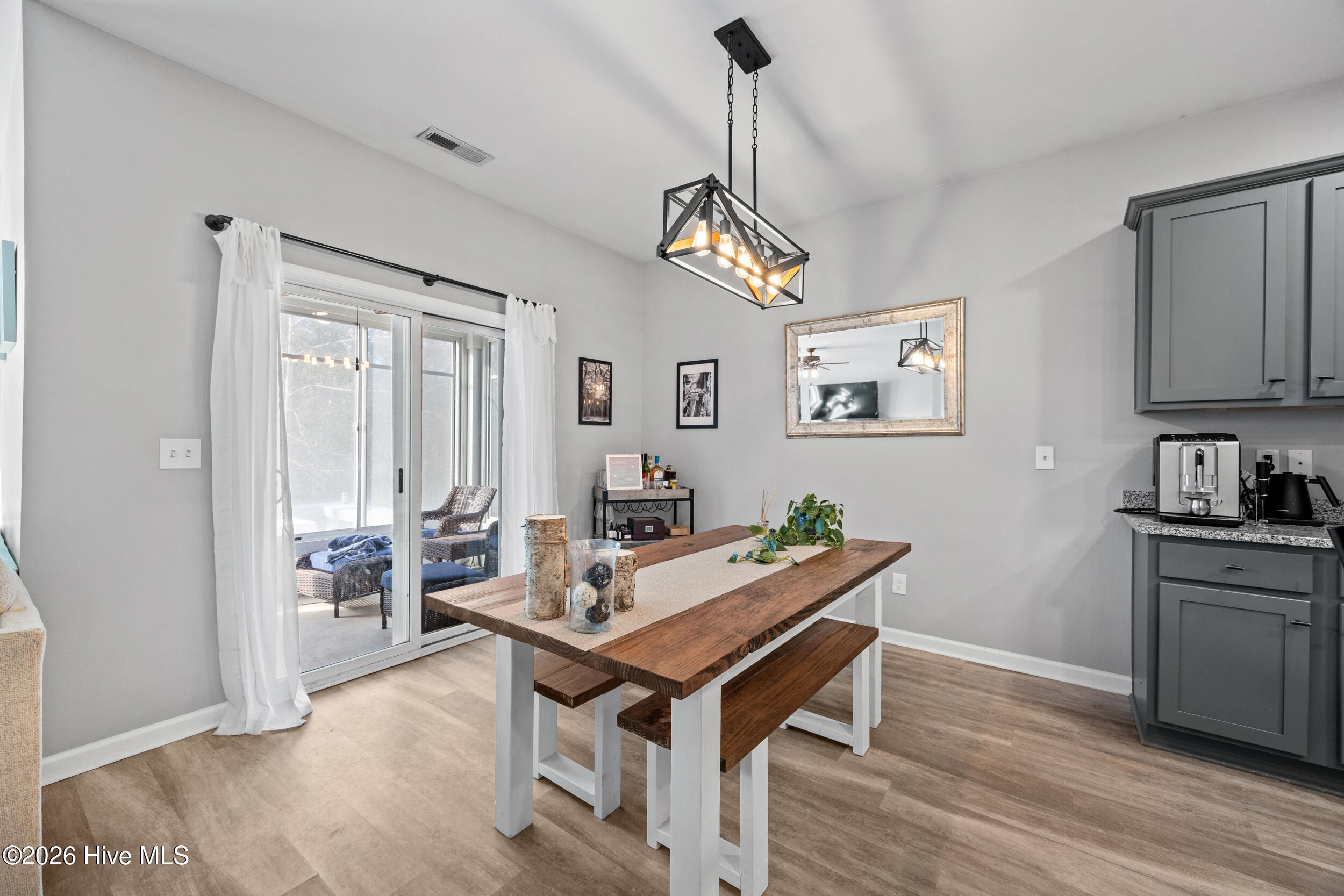 100561982 | Photo 21