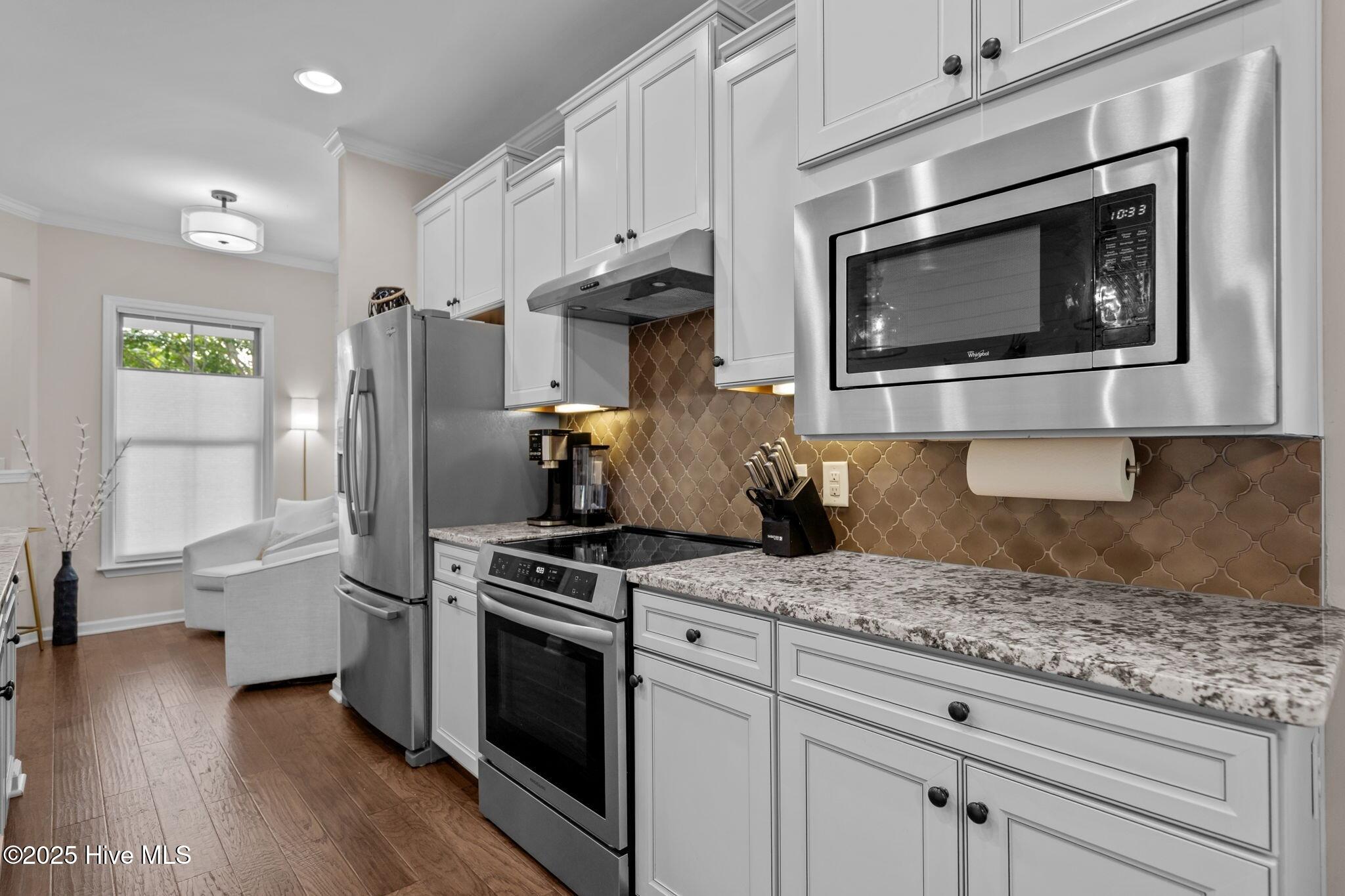 100528063 | Photo 12