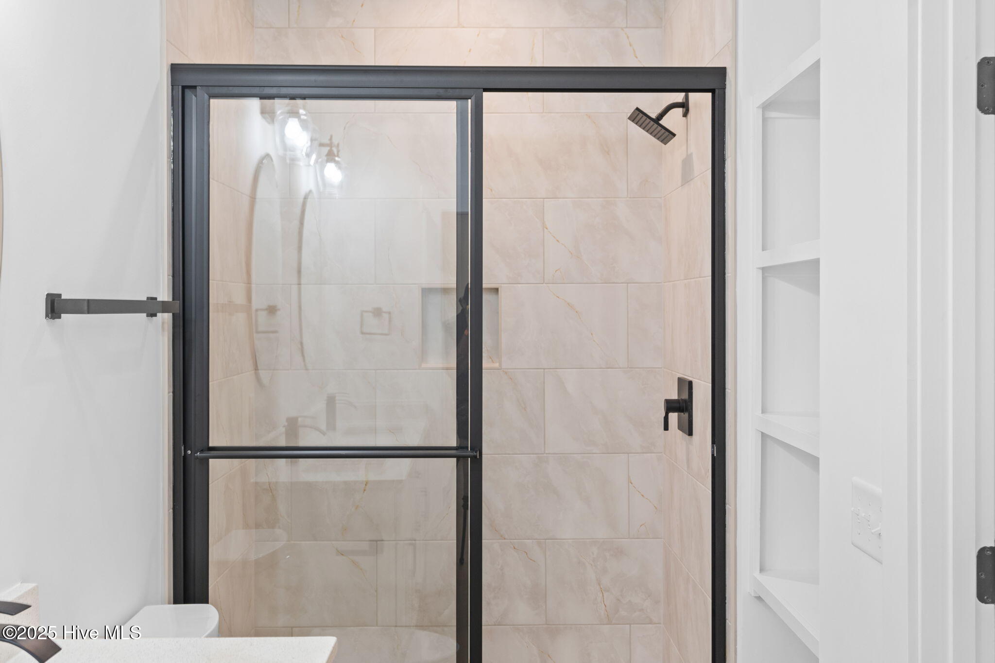 100518606 | Photo 25