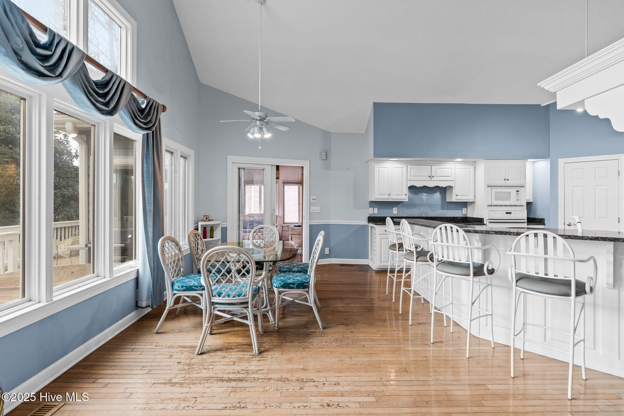 100550384 | Photo 10