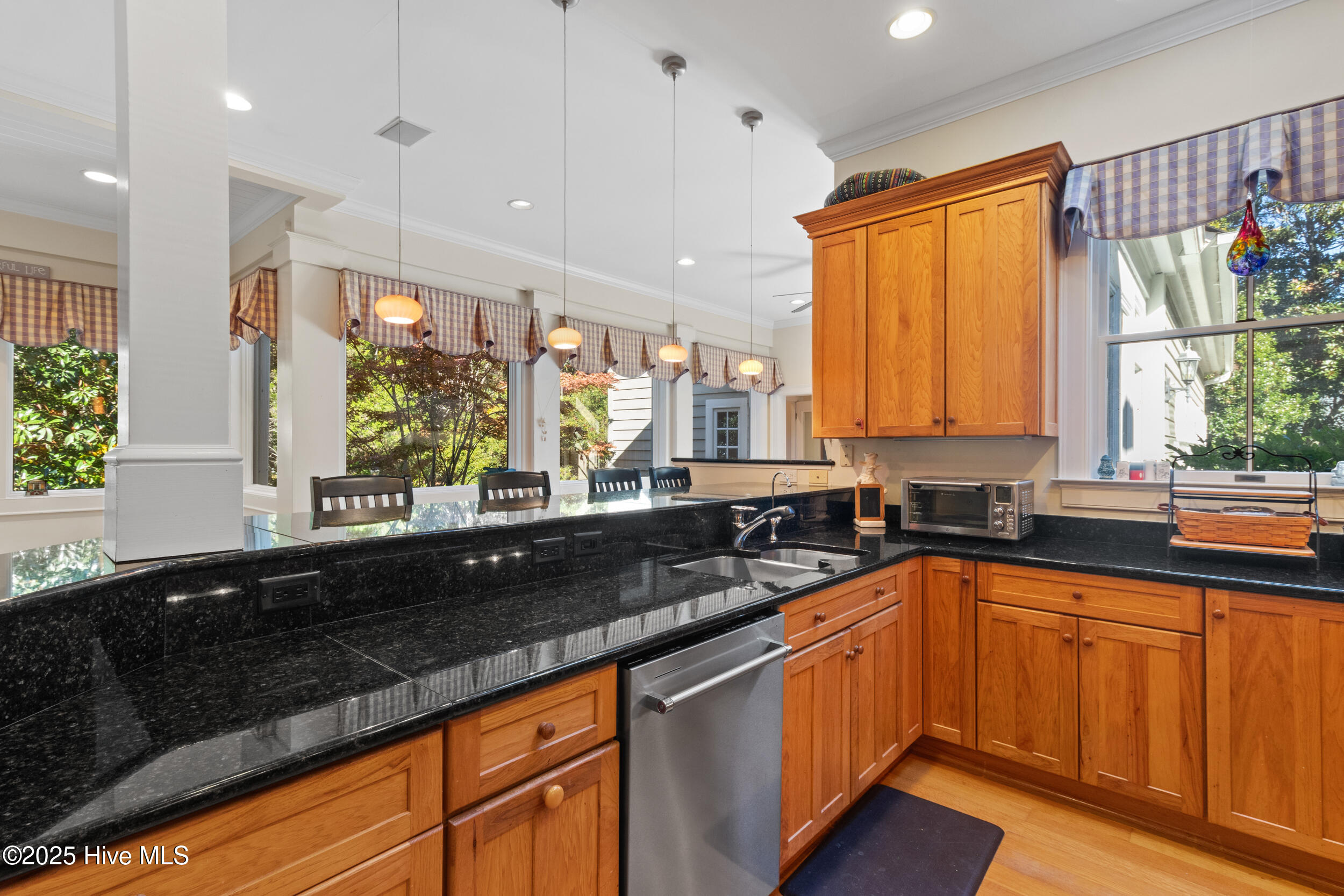 100540222 | Photo 37