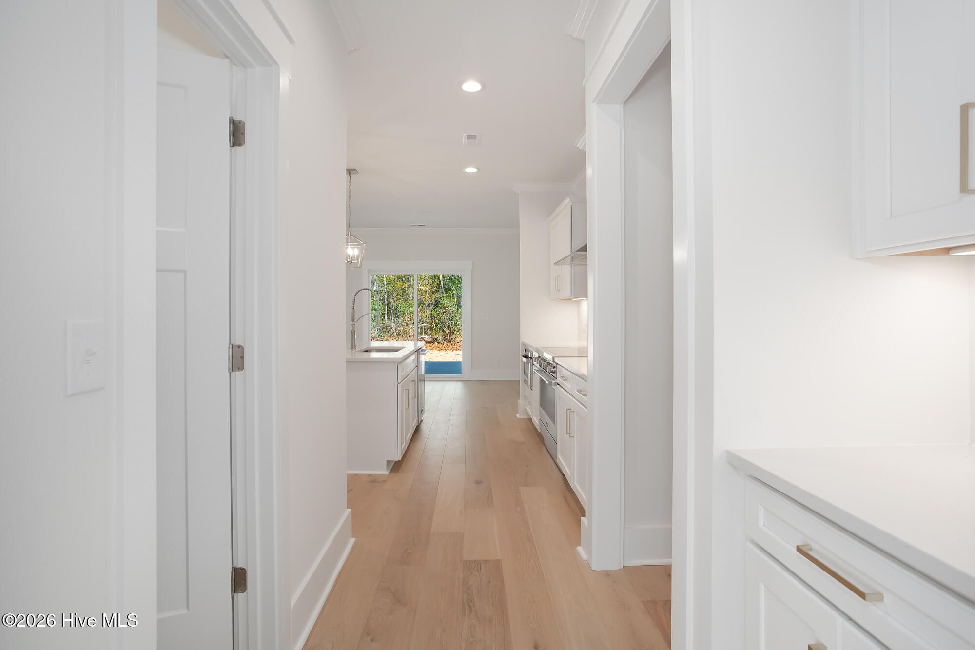 100548303 | Photo 27