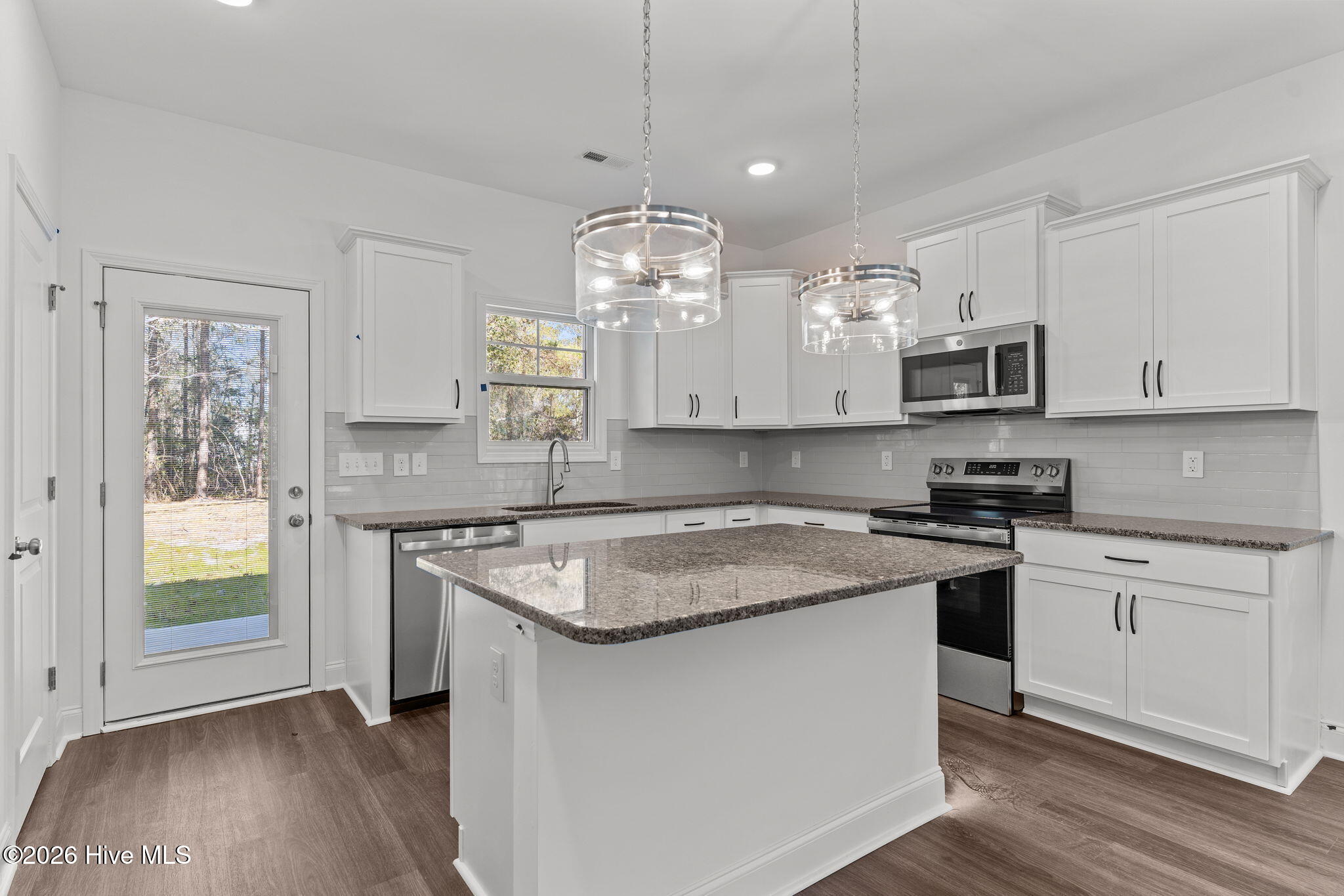 100528695 | Photo 23