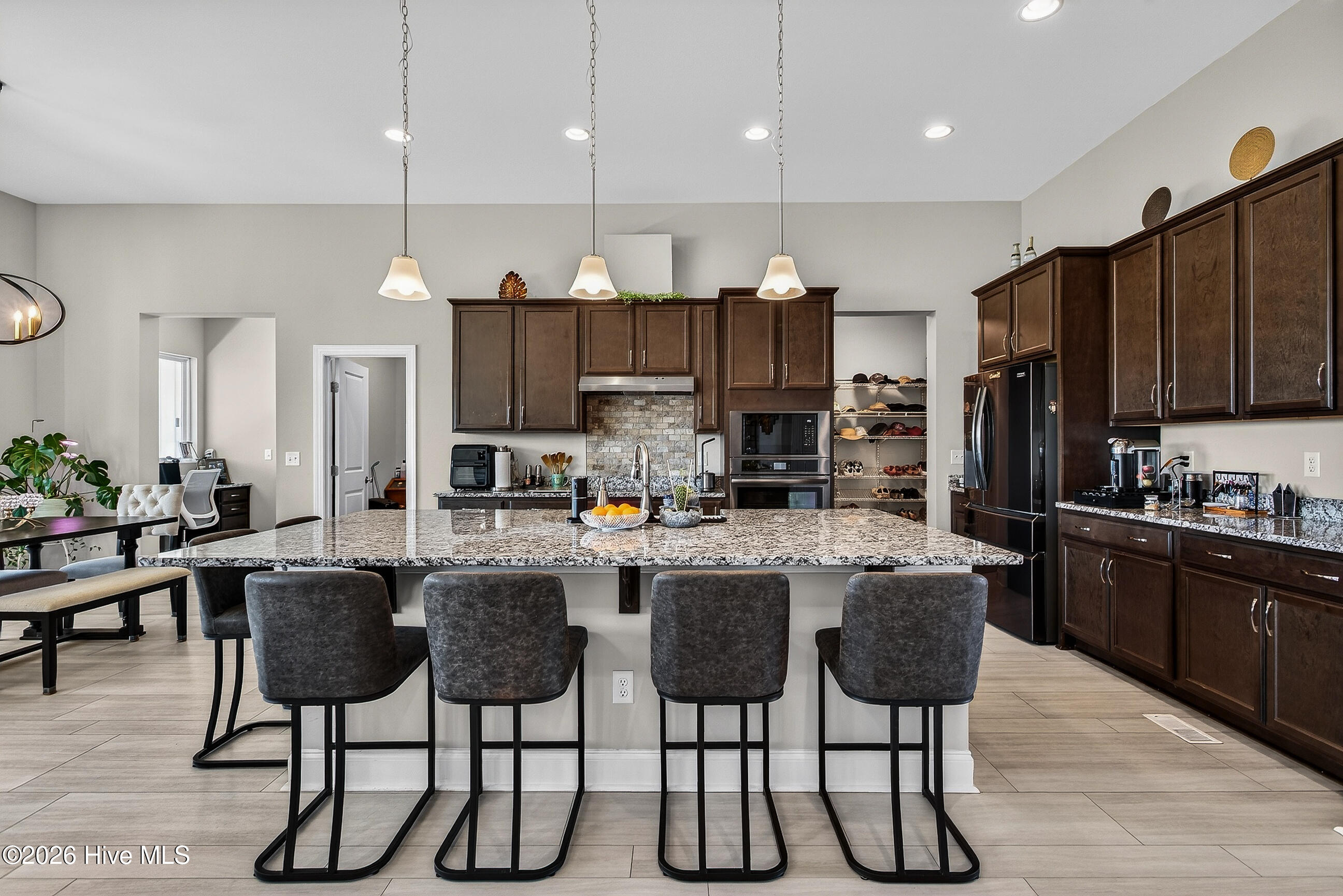 100561338 | Photo 15