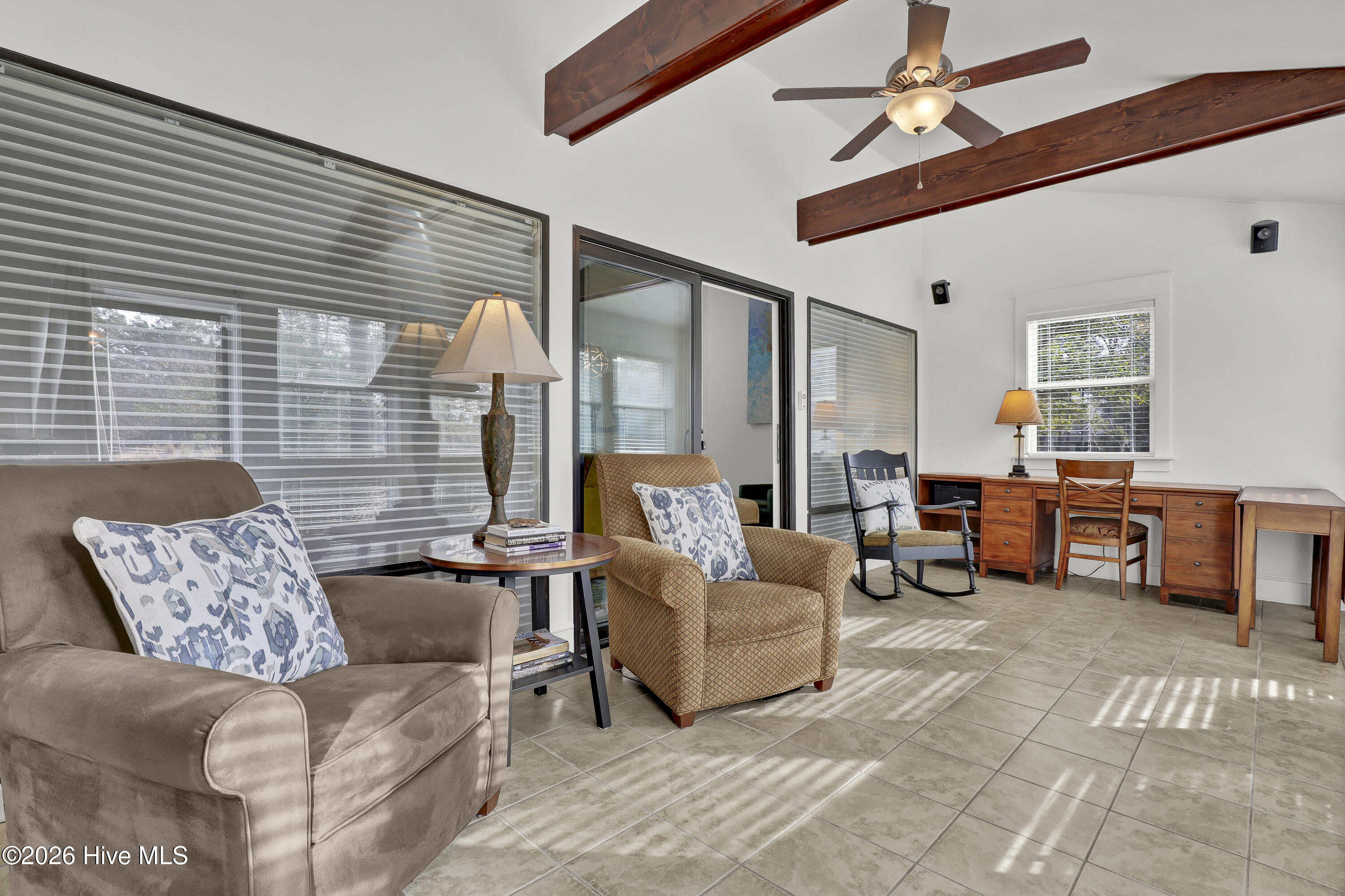 100549280 | Photo 18