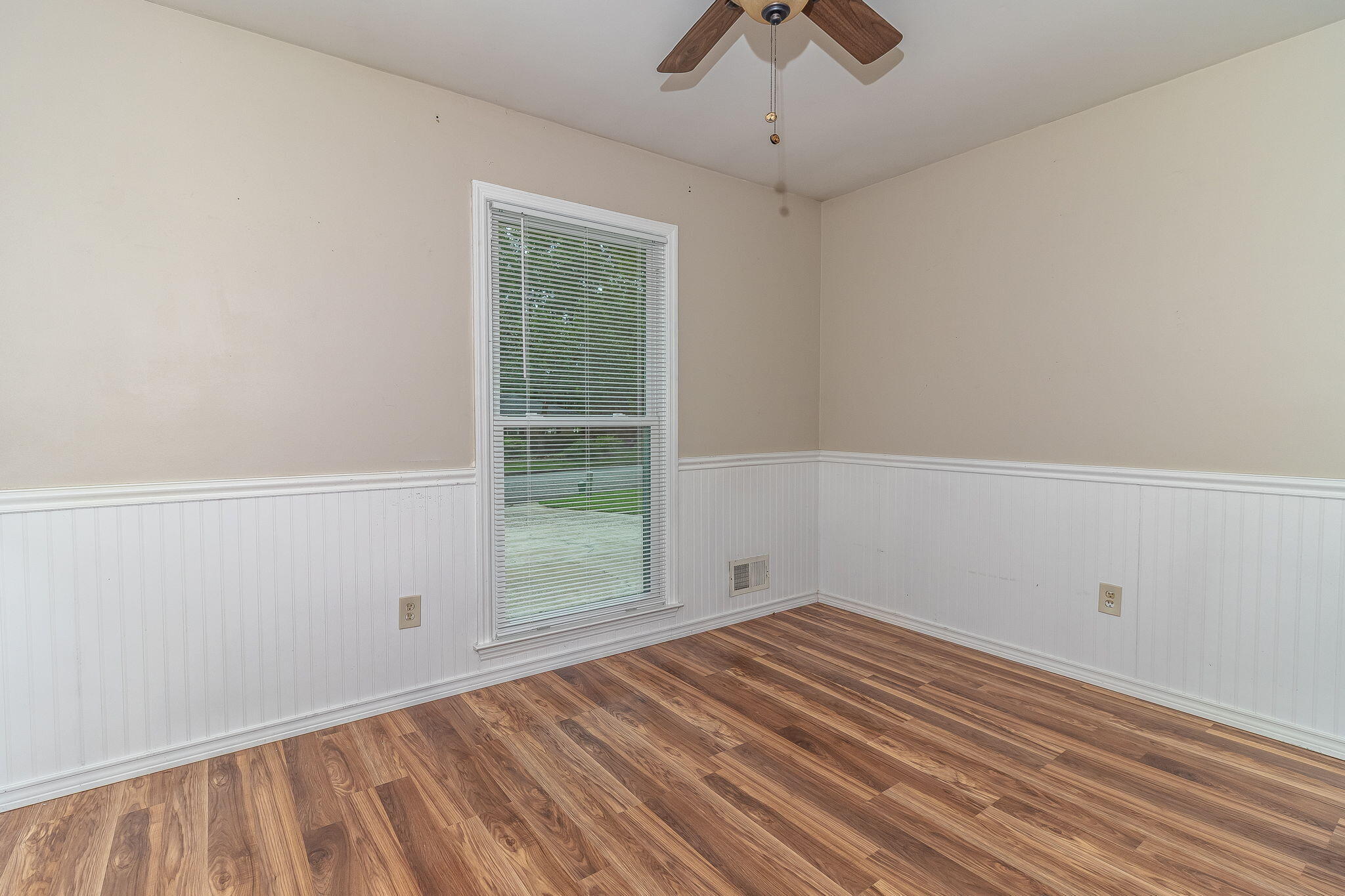 22-web-or-mls-105 DRESDEN DR A©-9892