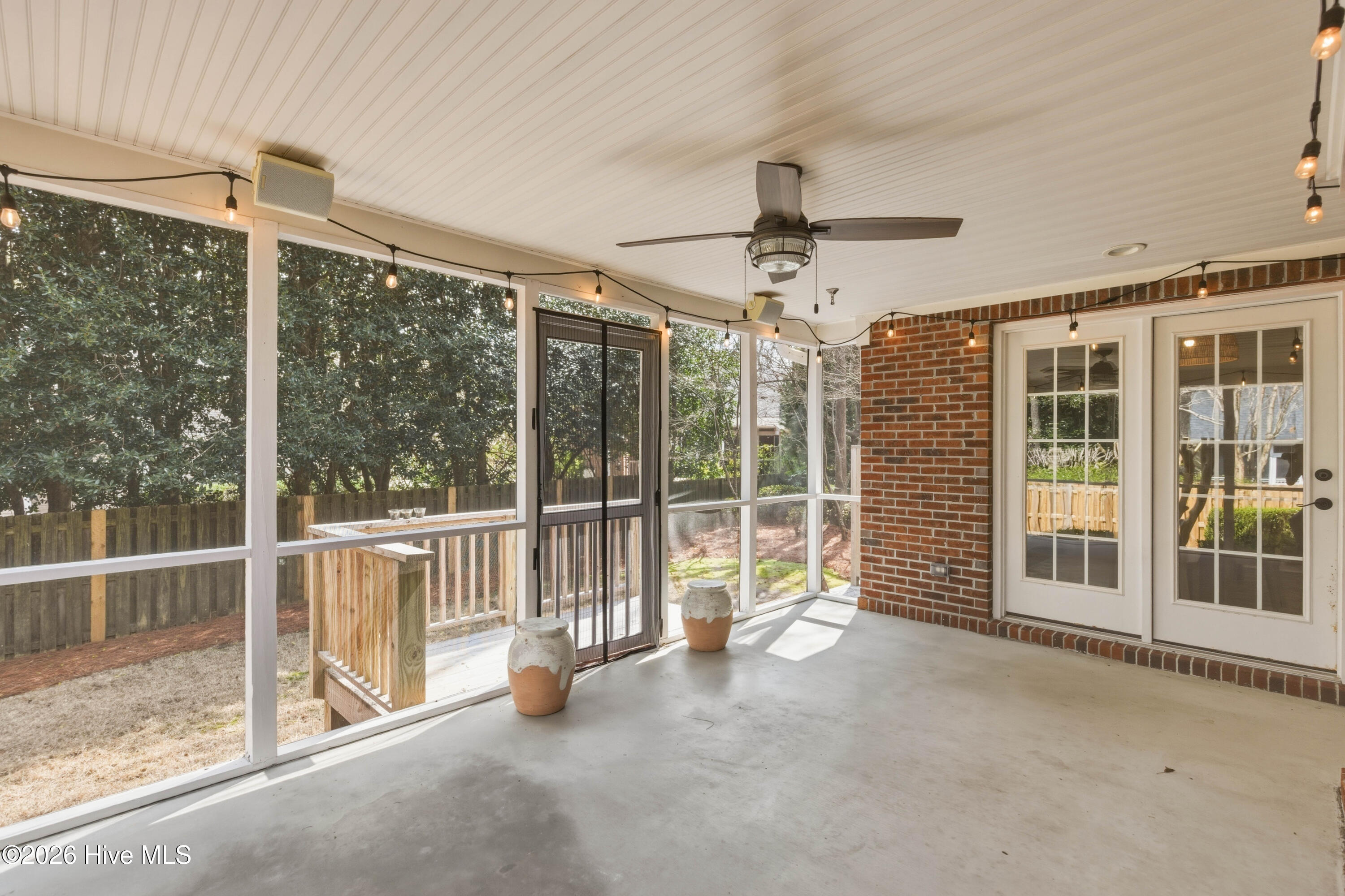 100560916 | Photo 71