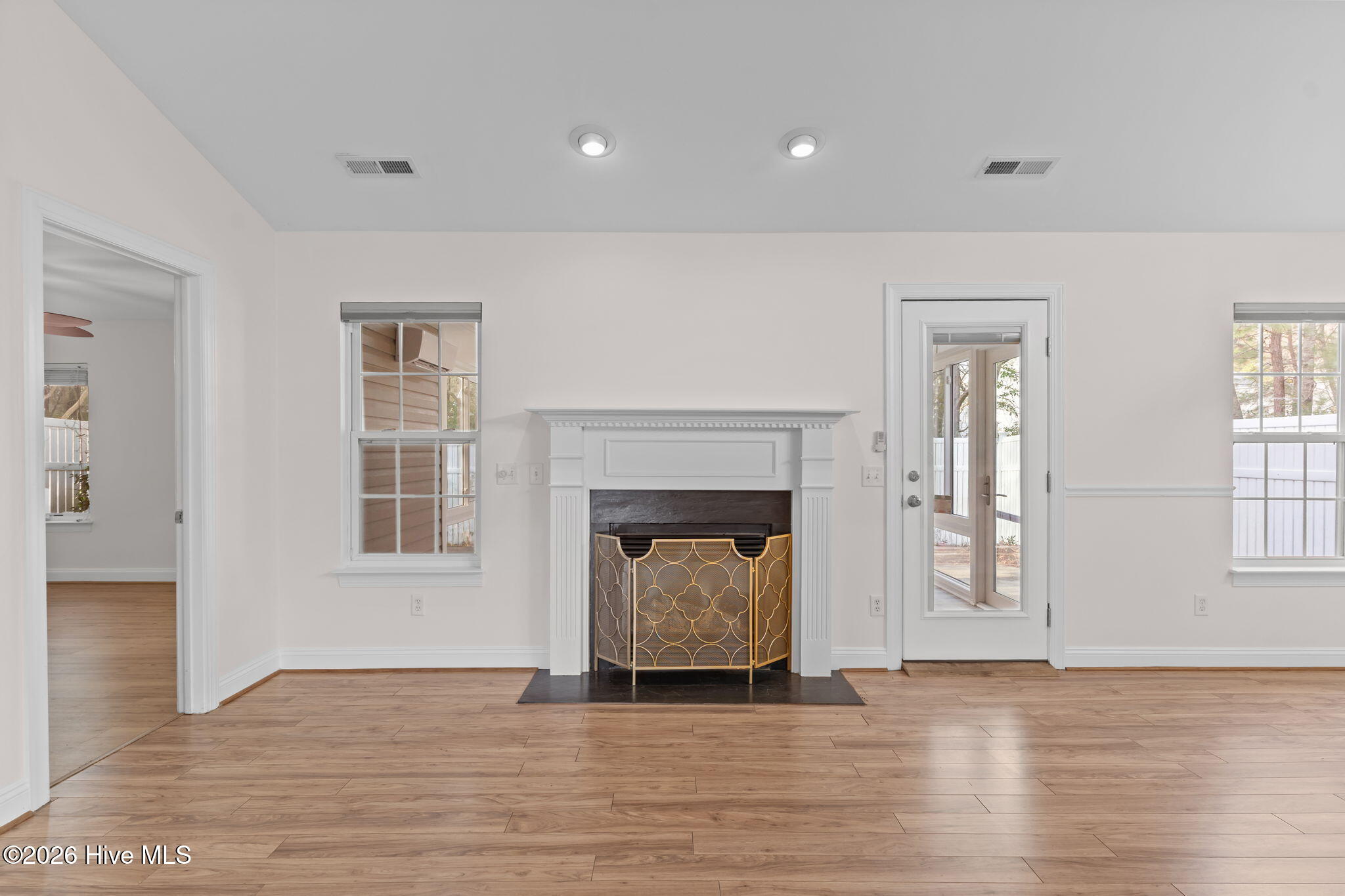 100549598 | Photo 11