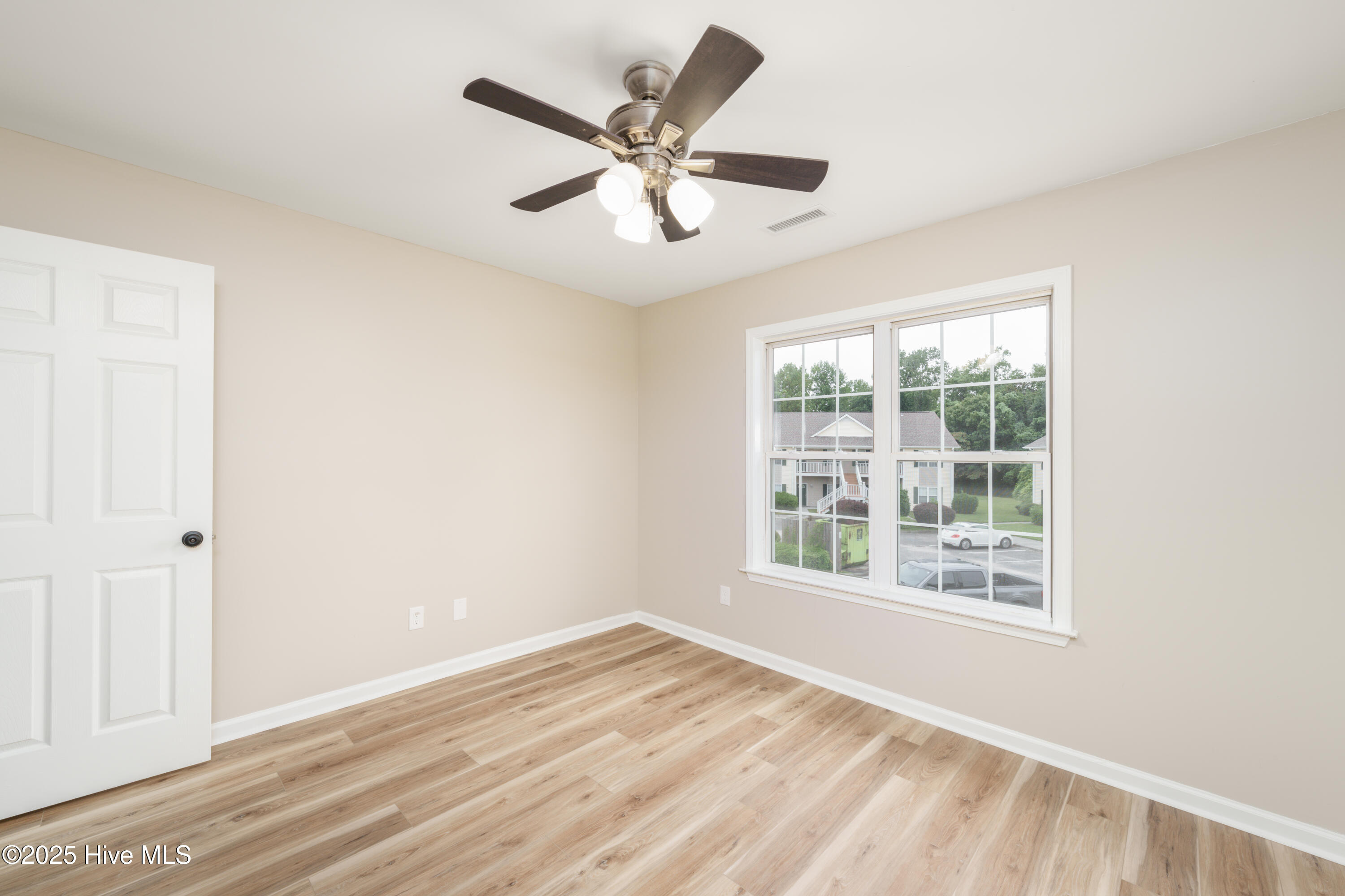 100530721 | Photo 17