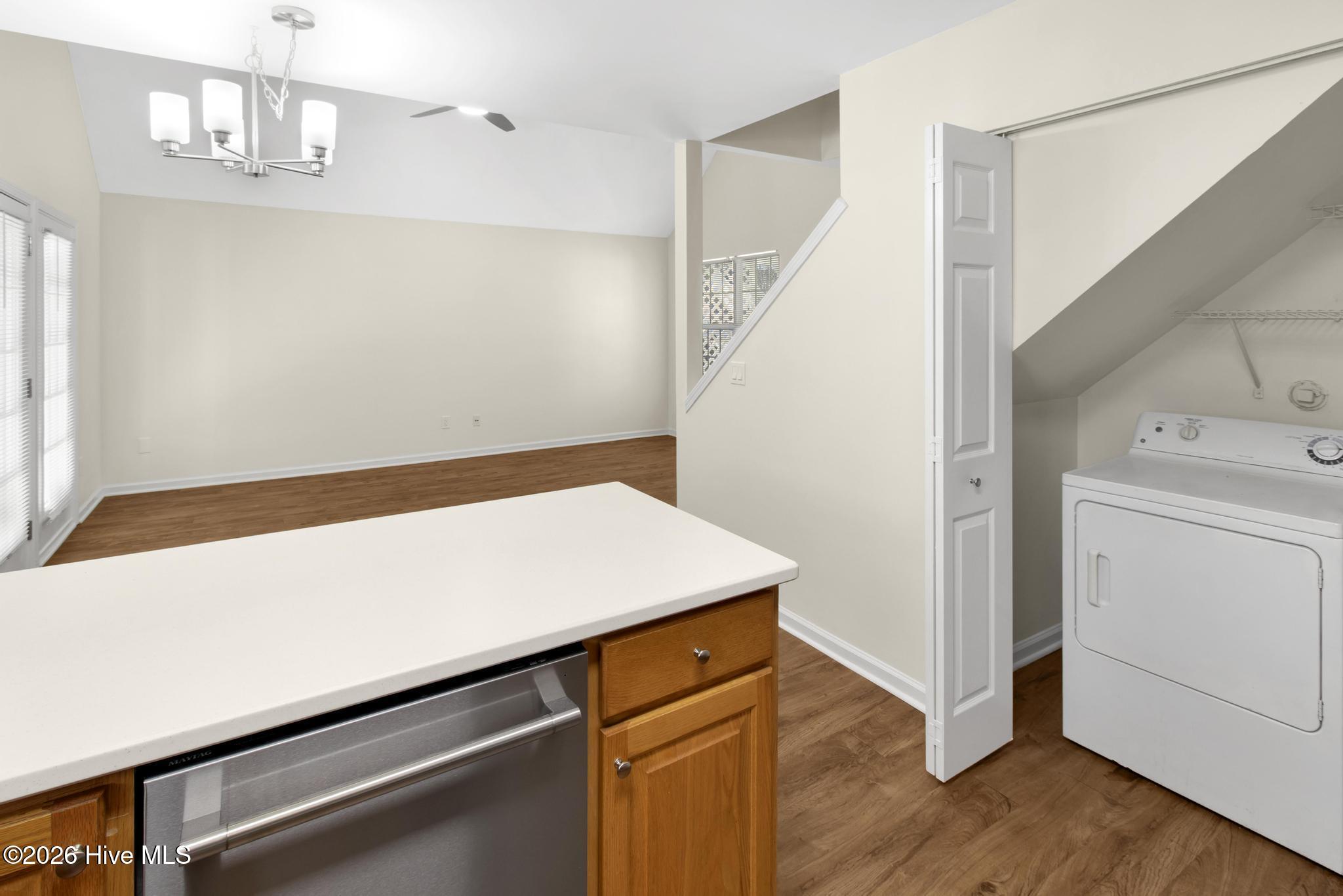 100552061 | Photo 12