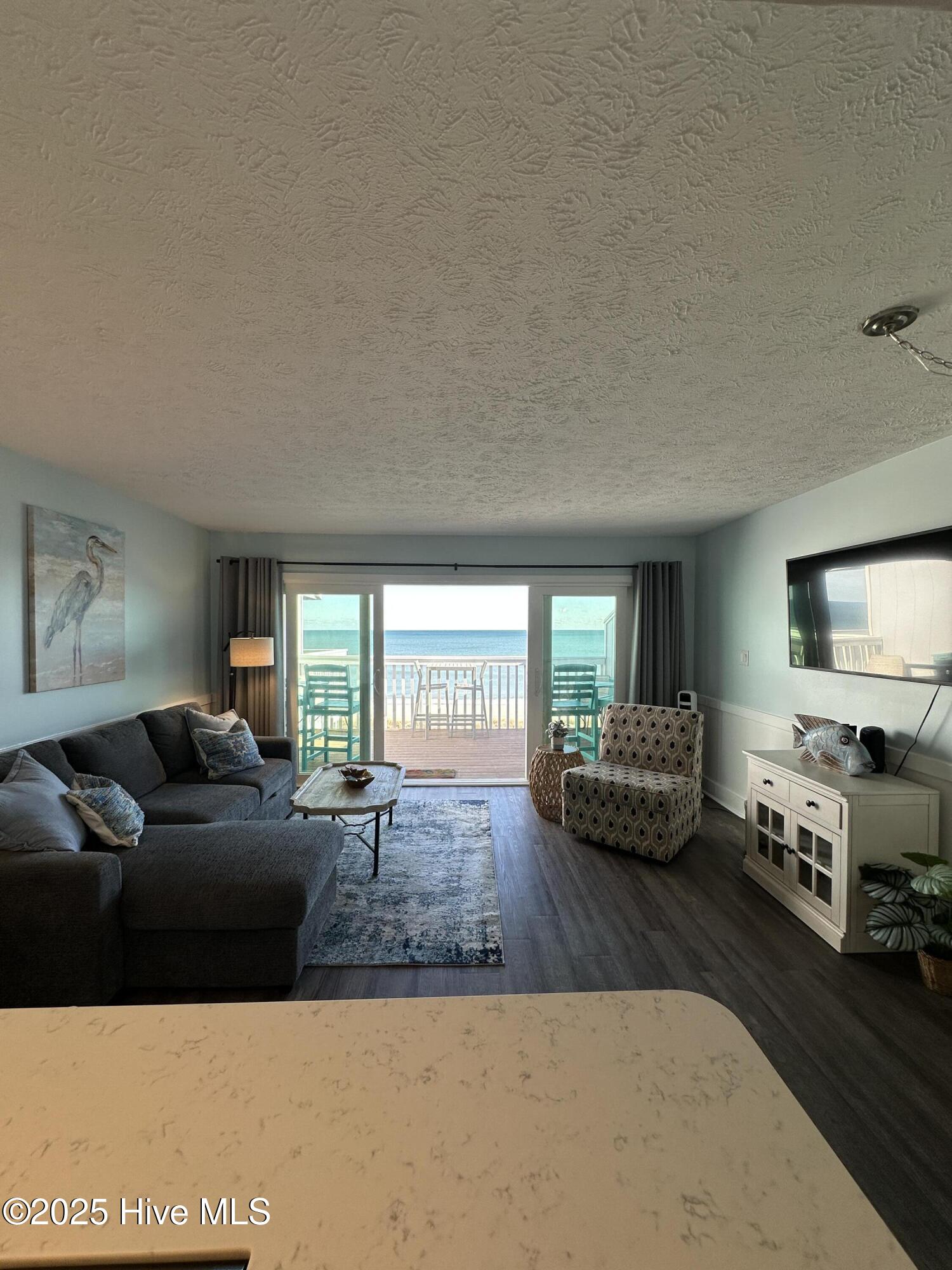 100545930 | Photo 33