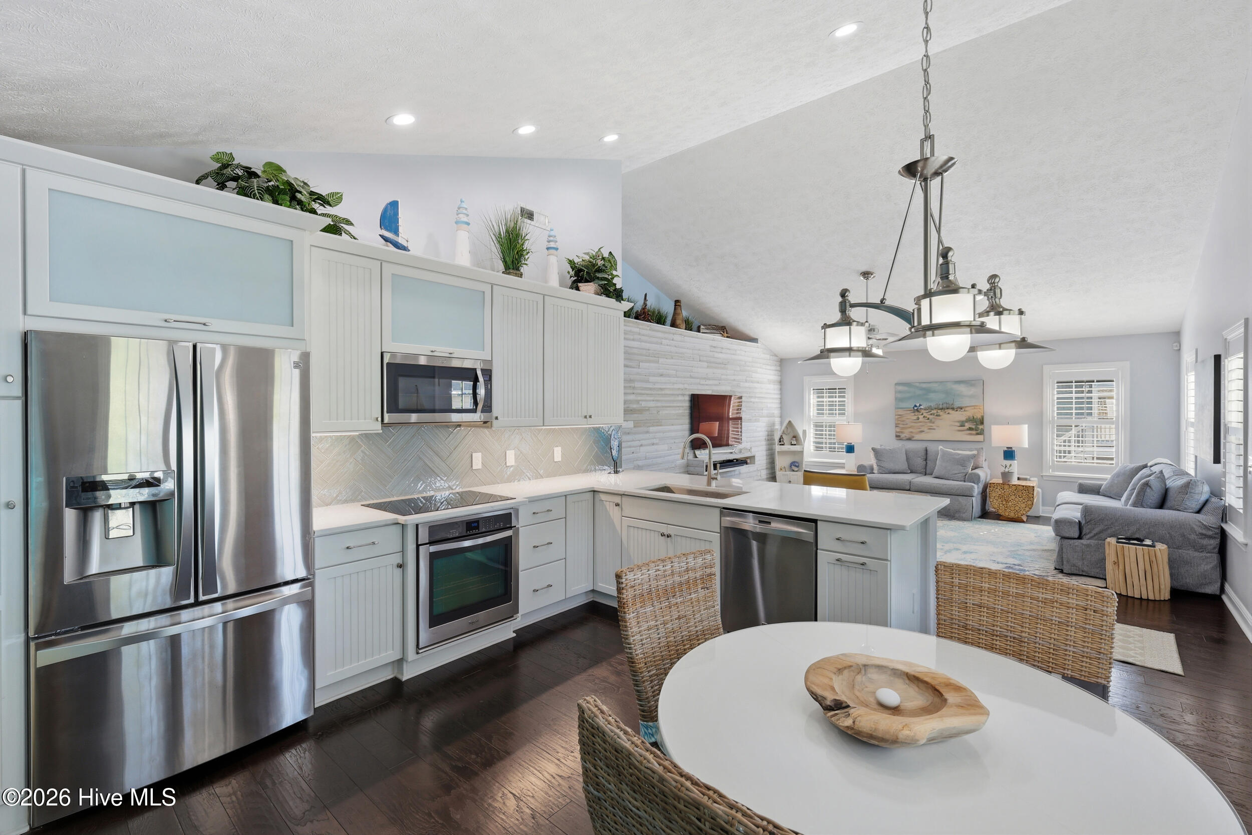 100567989 | Photo 19