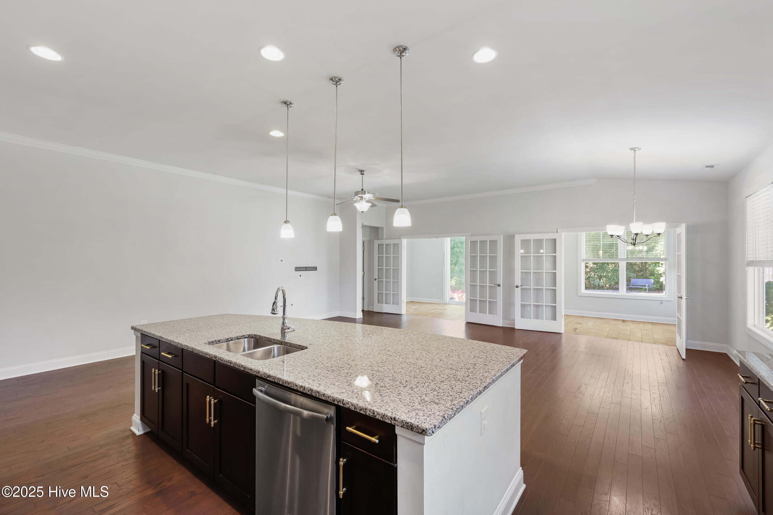 100529345 | Photo 10