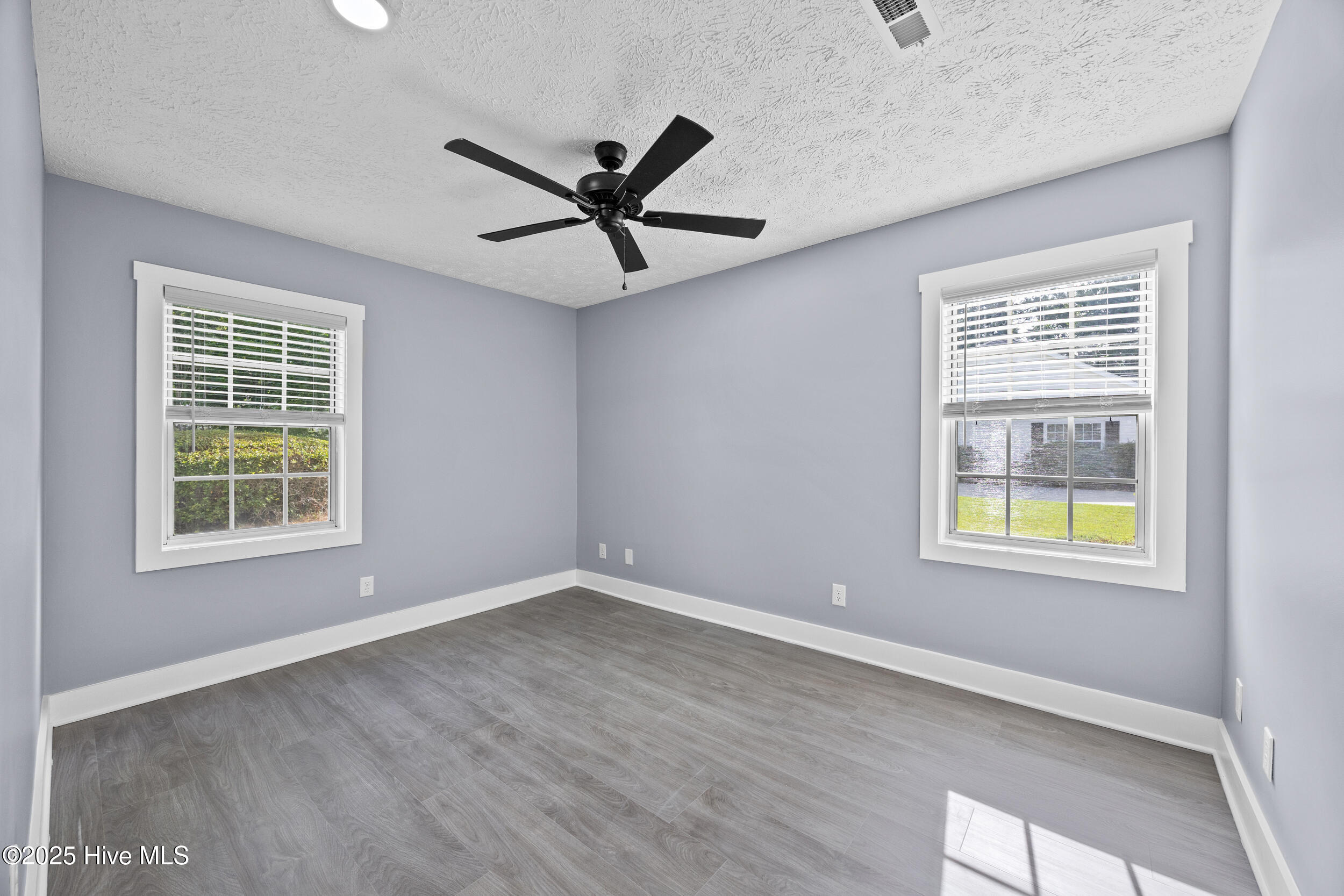 100521133 | Photo 32