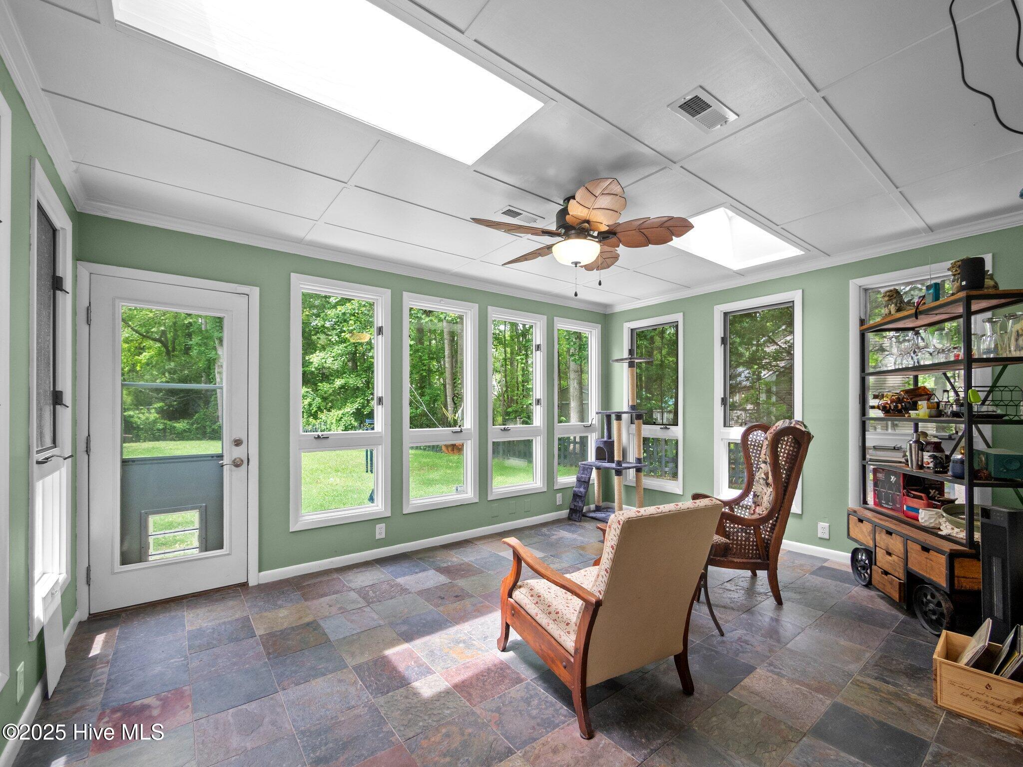 100569850 | Photo 38