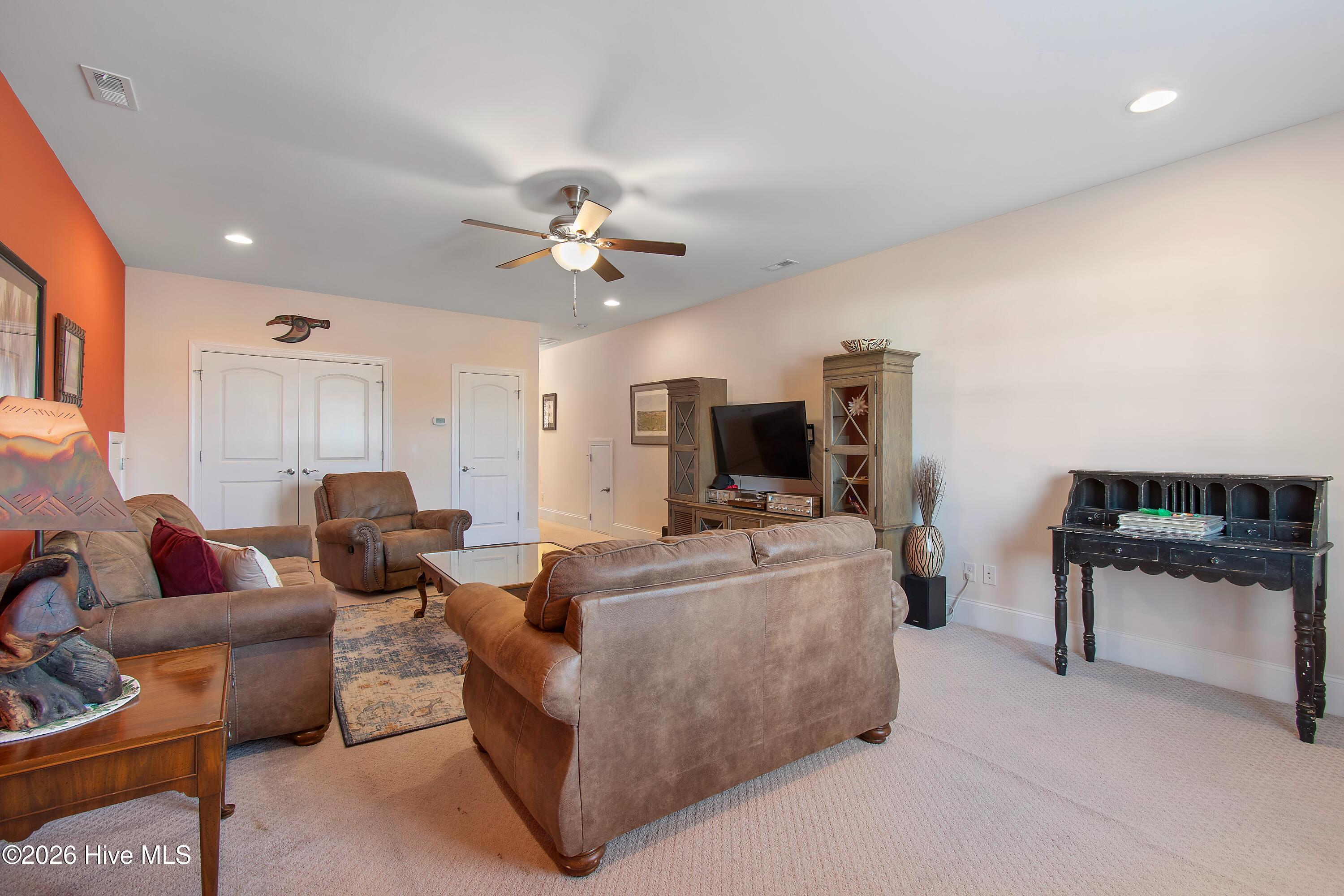 100548400 | Photo 37