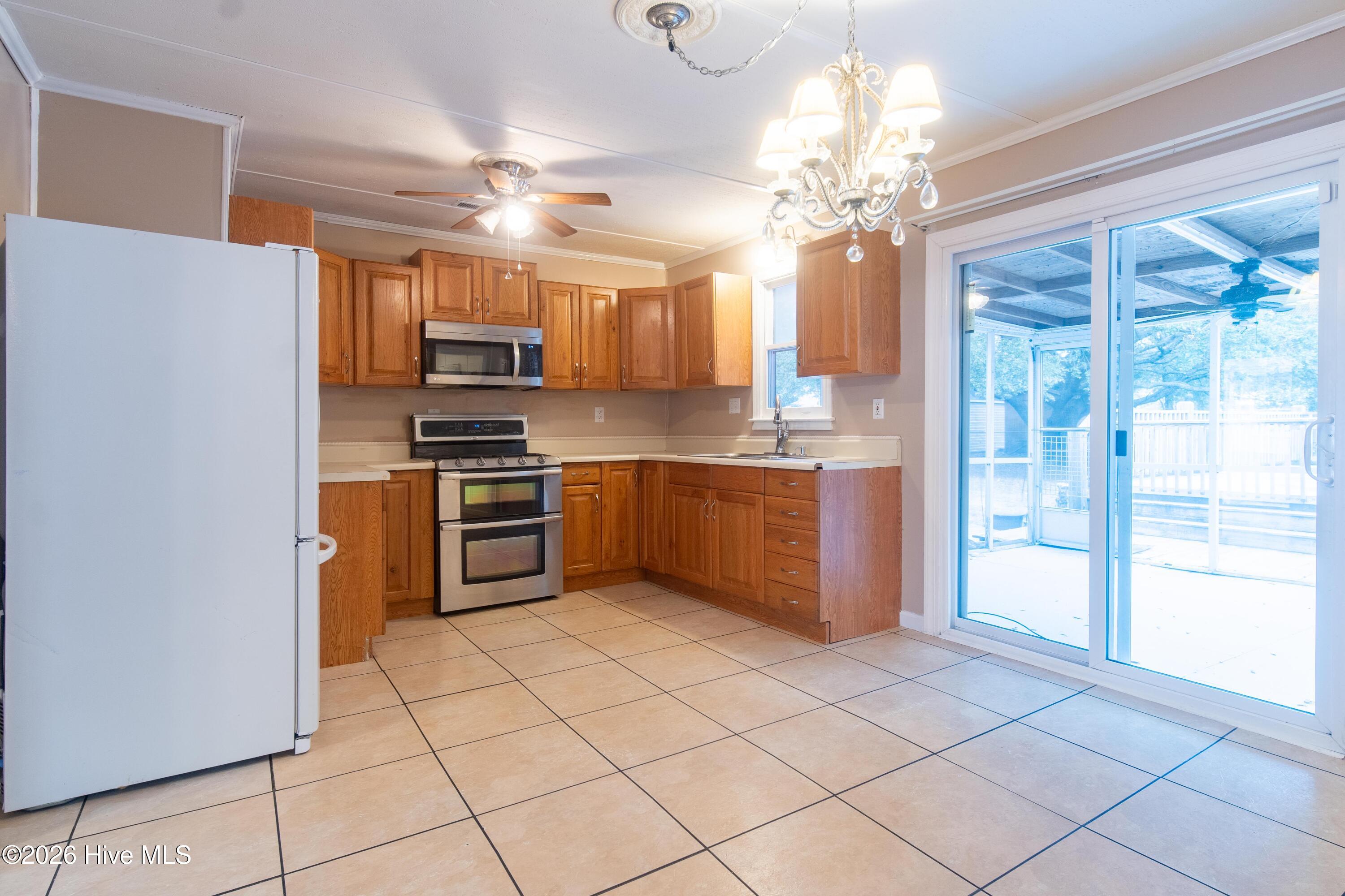 100557302 | Photo 12