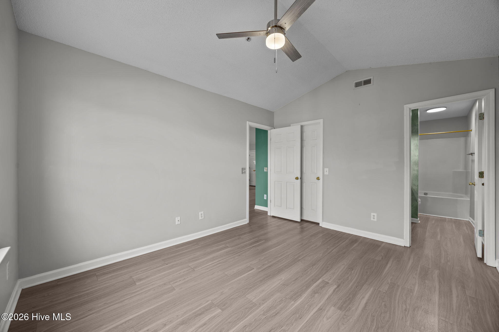 100550940 | Photo 27