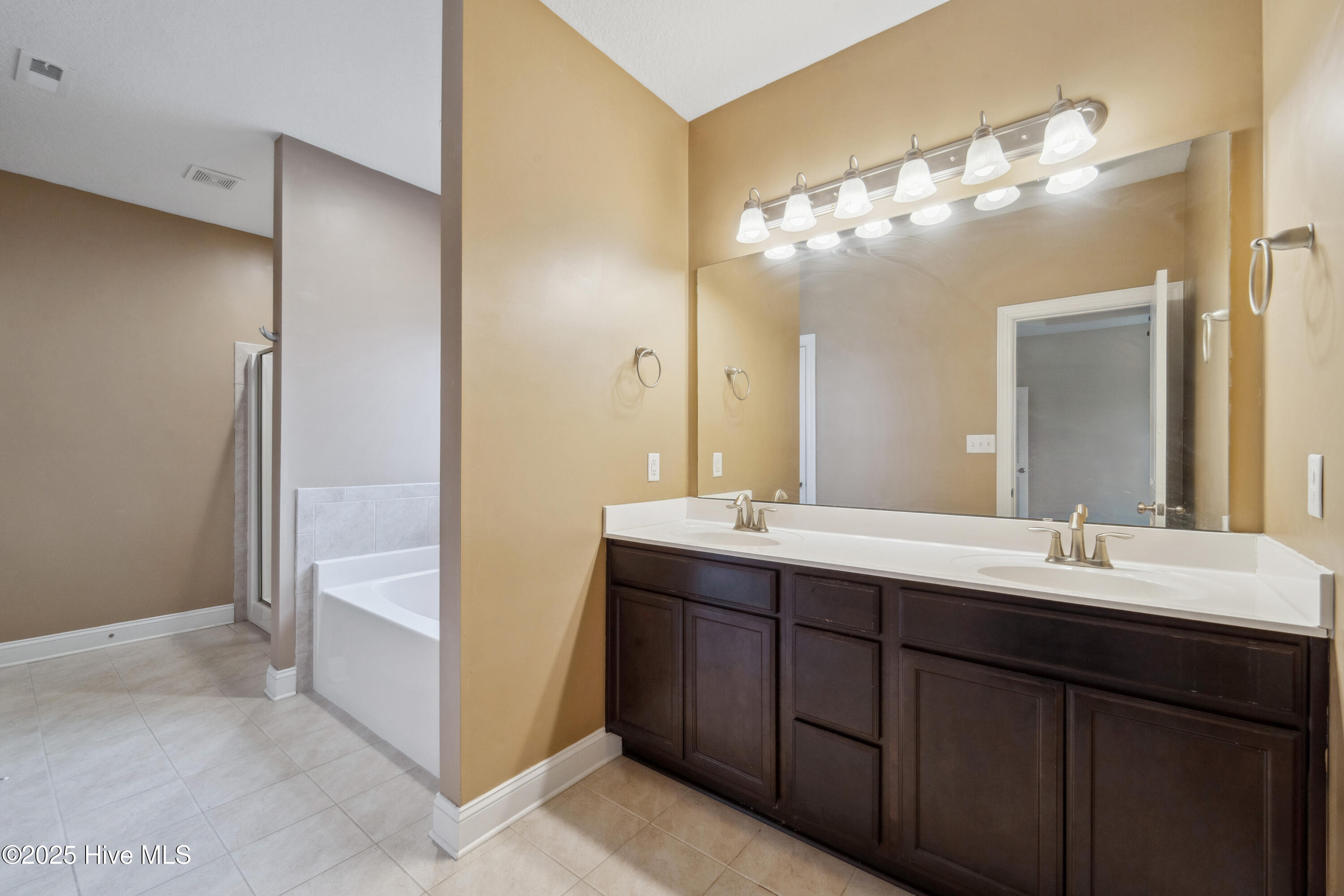 100562423 | Photo 11