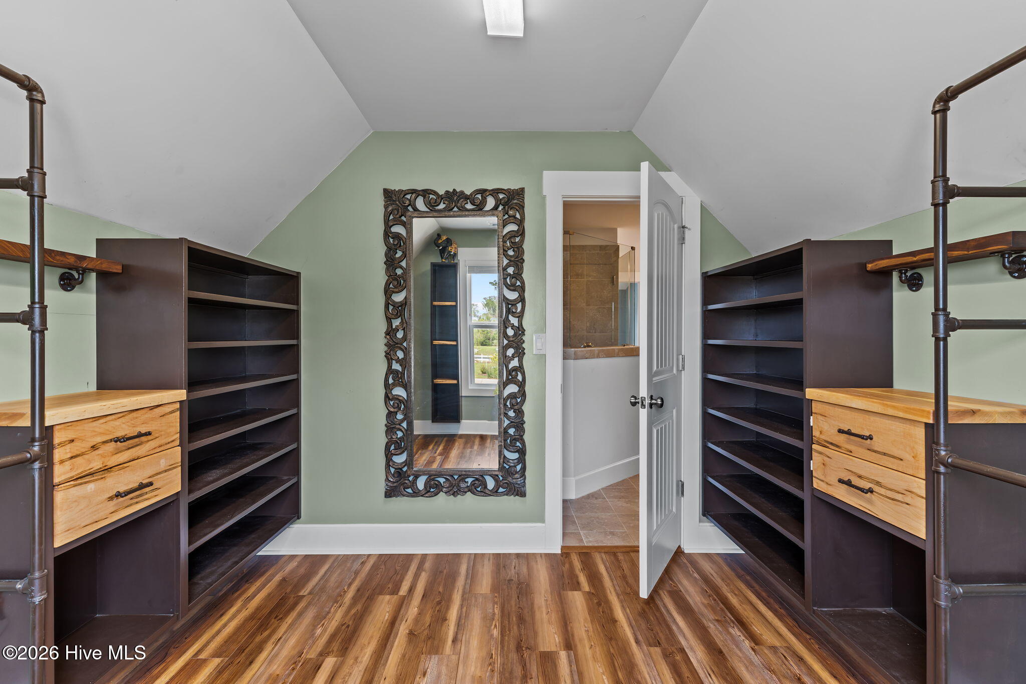 100562653 | Photo 32