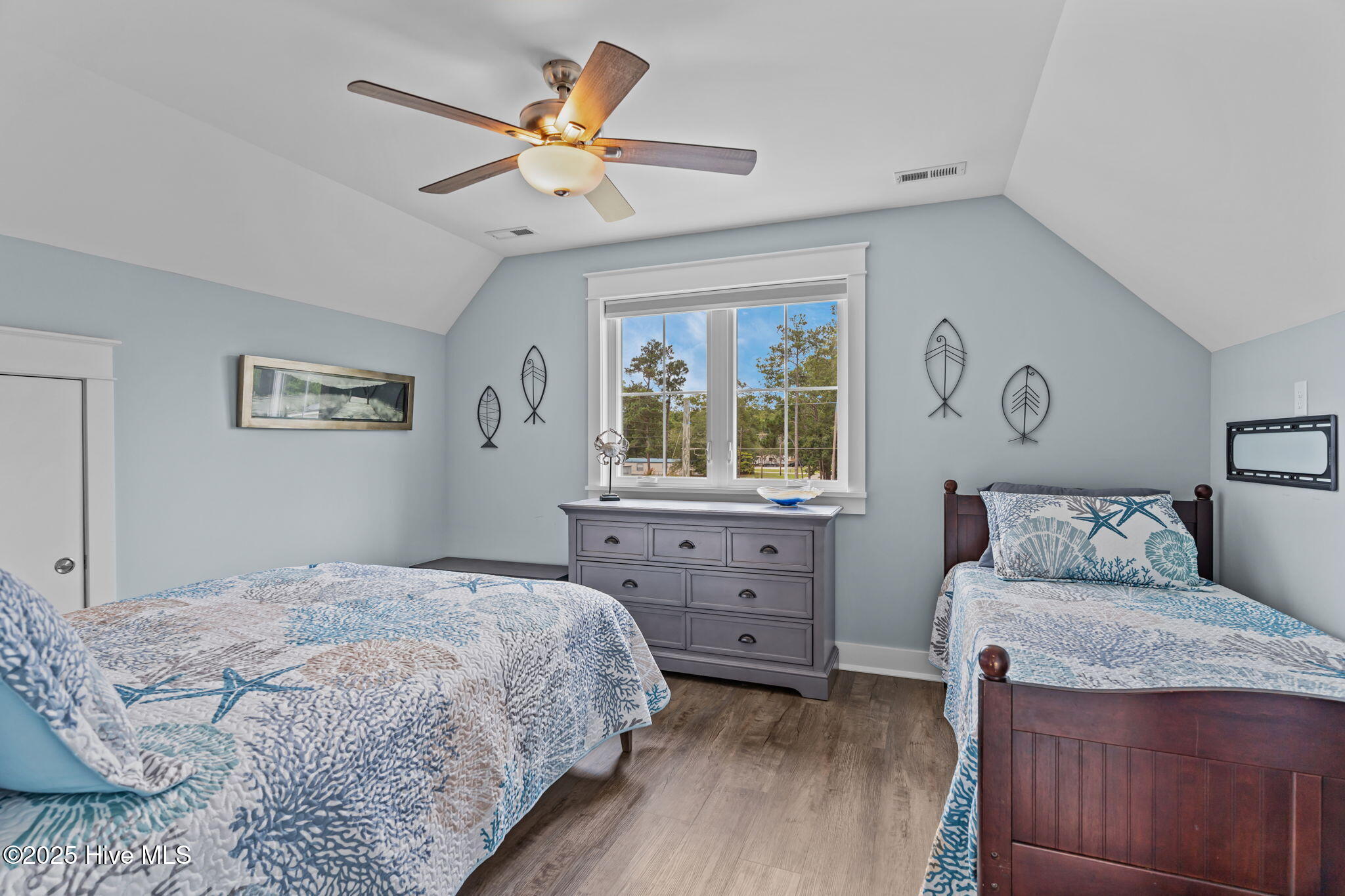 100565995 | Photo 23