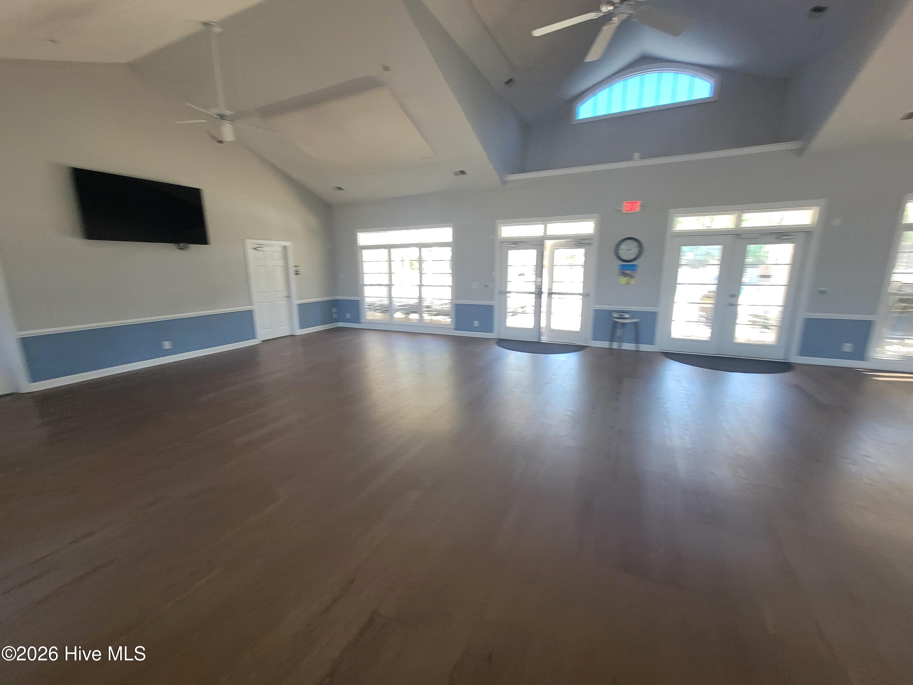 100549194 | Photo 50