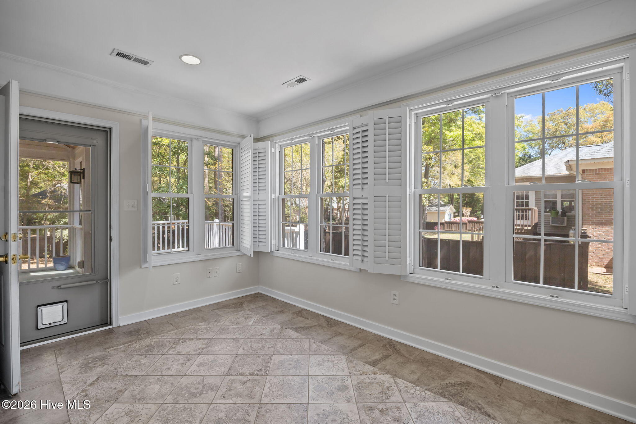 100565188 | Photo 18