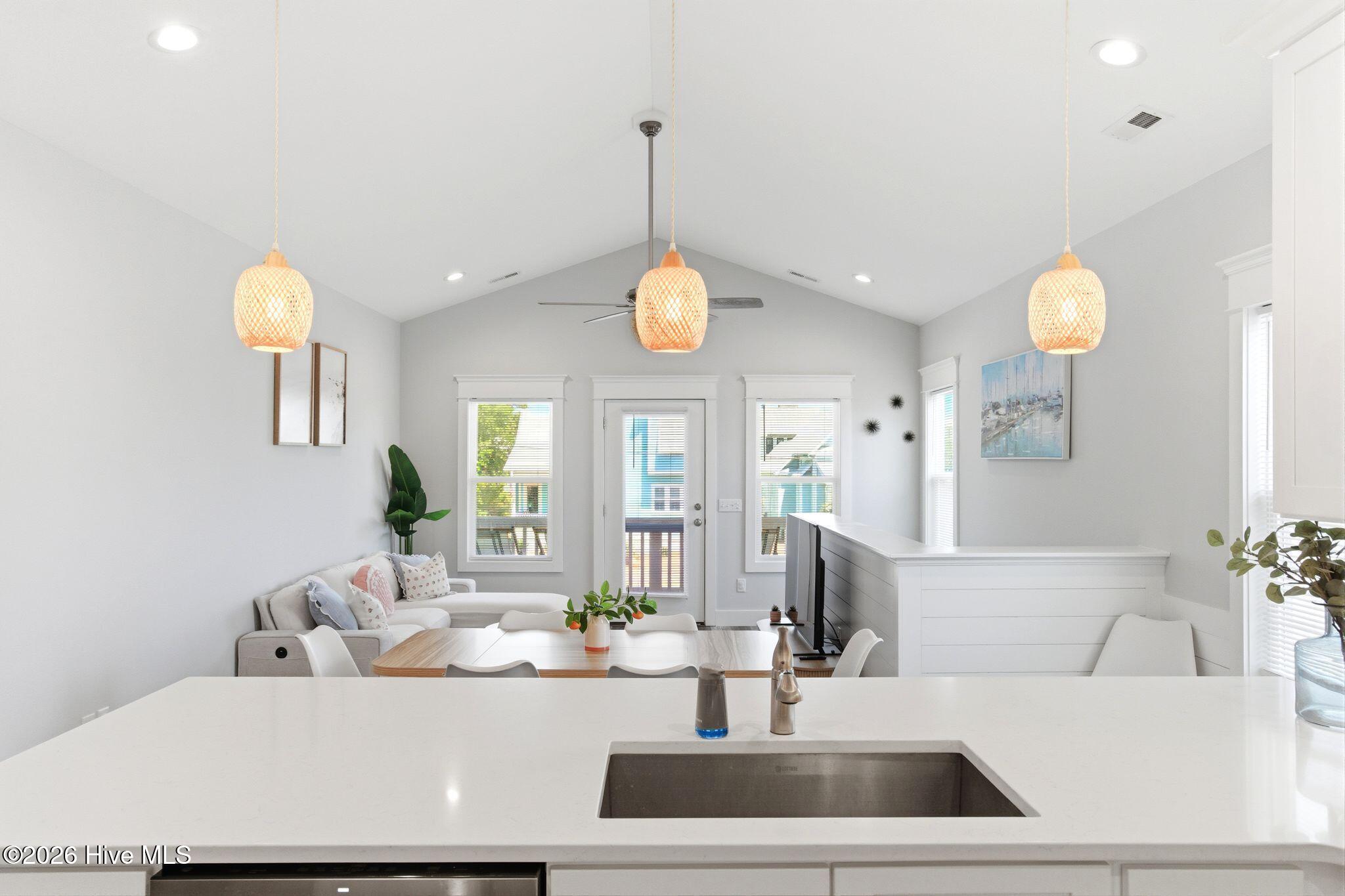 100570659 | Photo 13