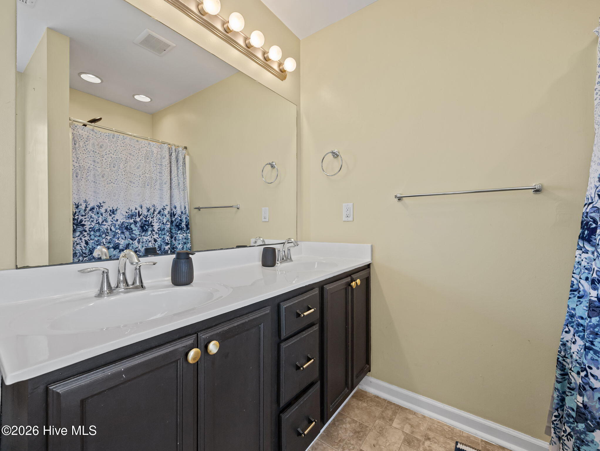 100569834 | Photo 23