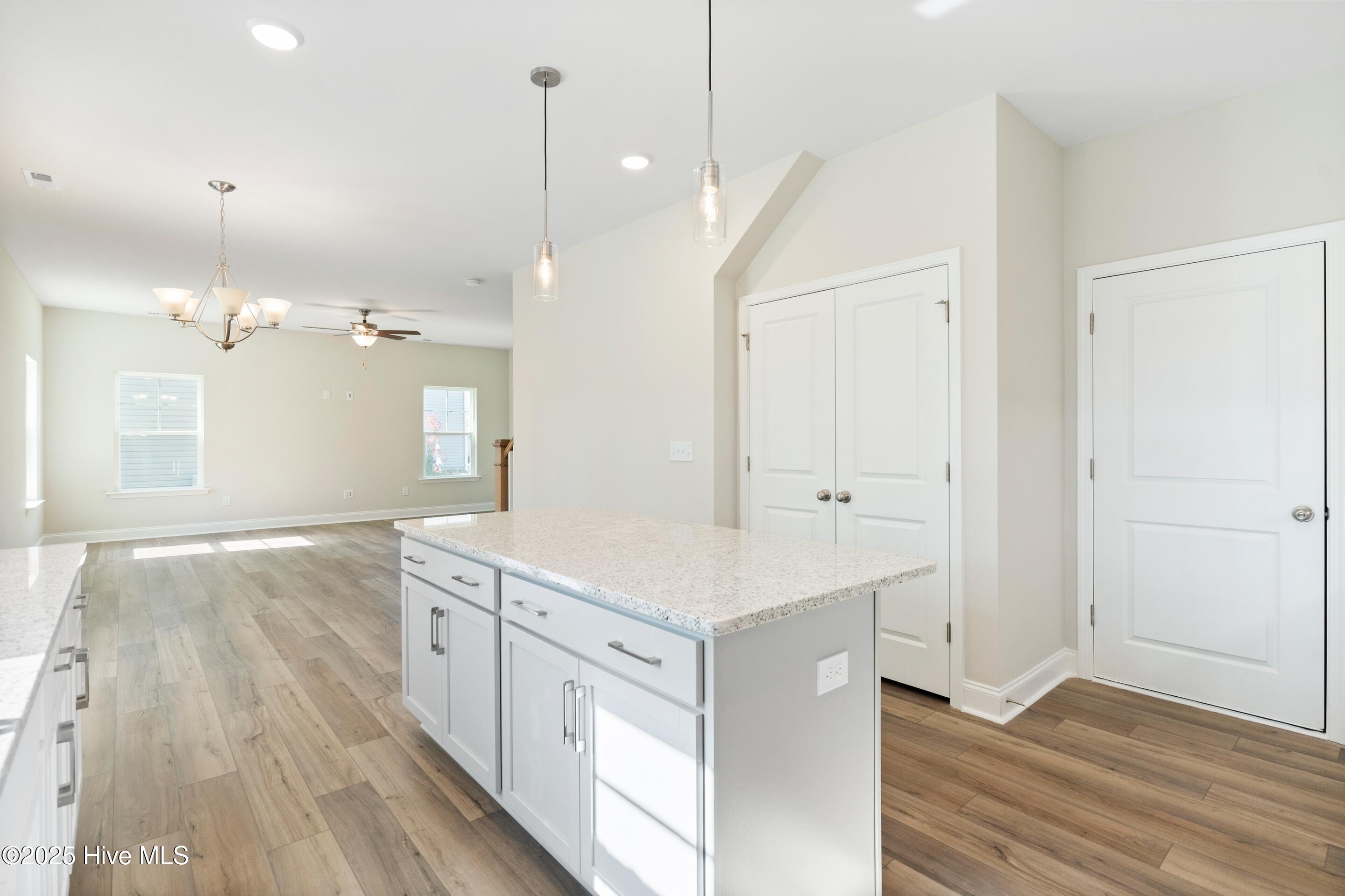 100543350 | Photo 13