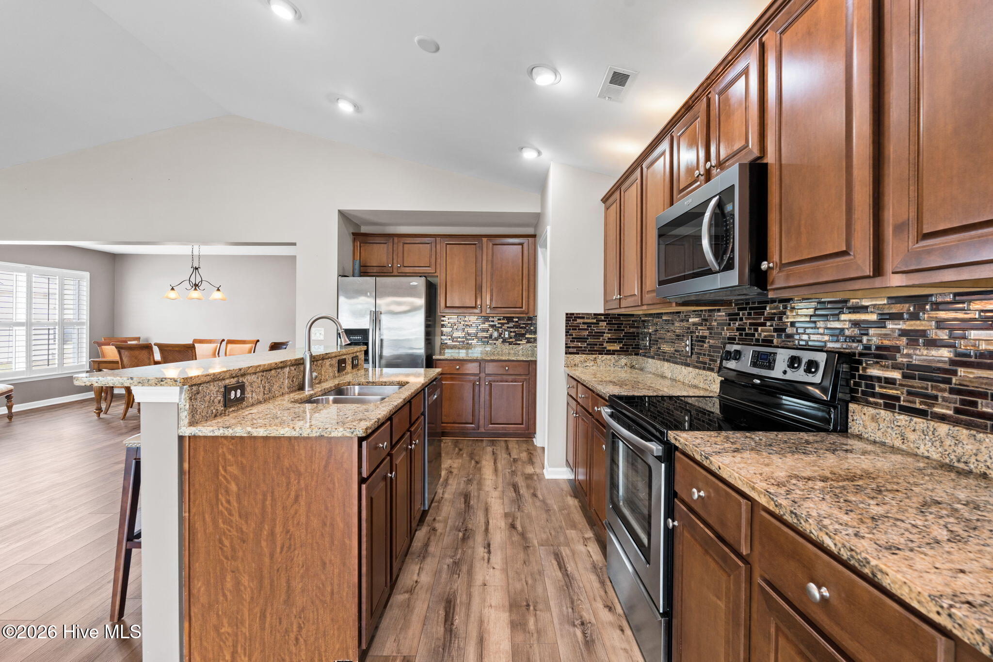 100565577 | Photo 12