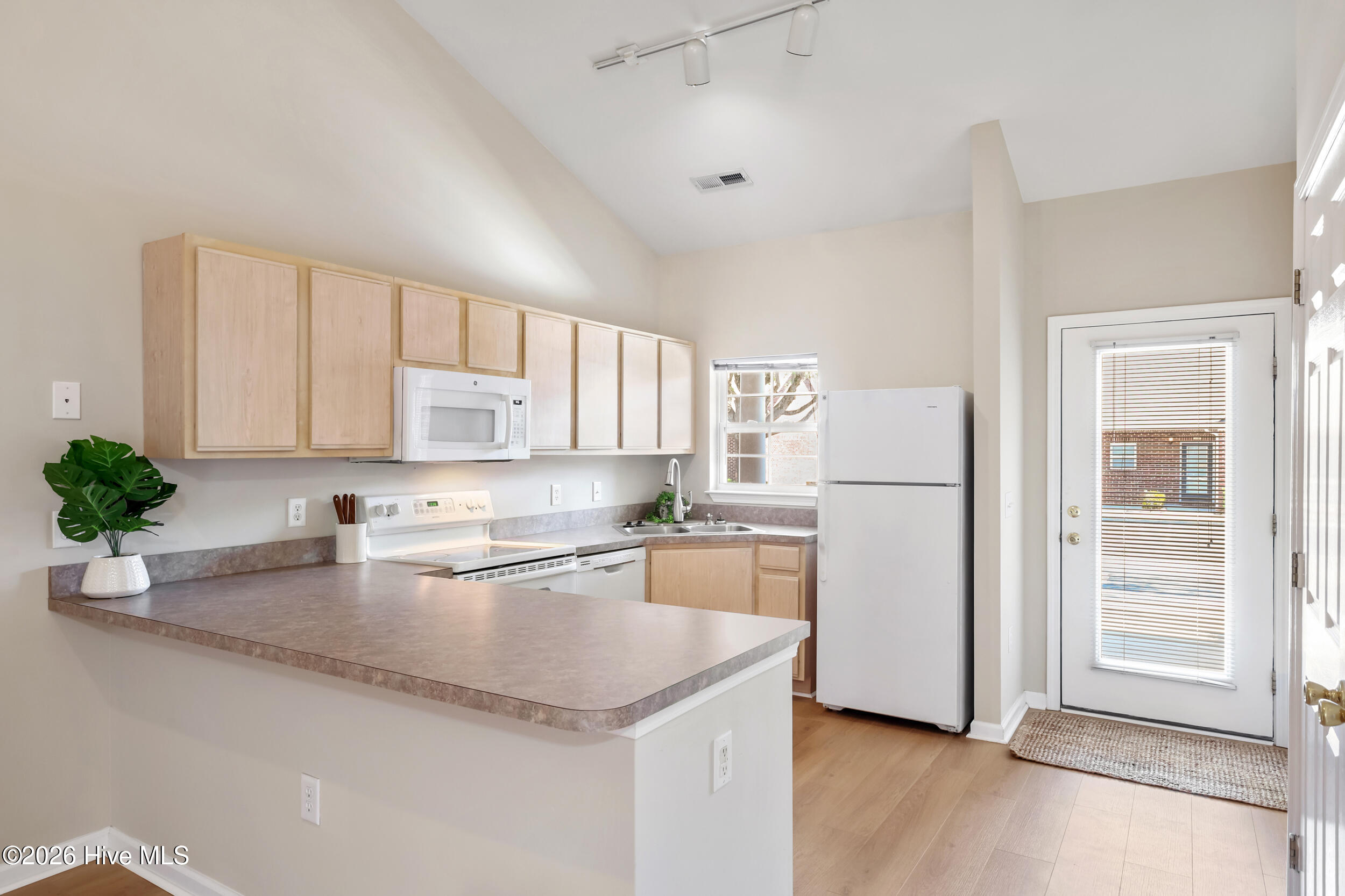 100569143 | Photo 11