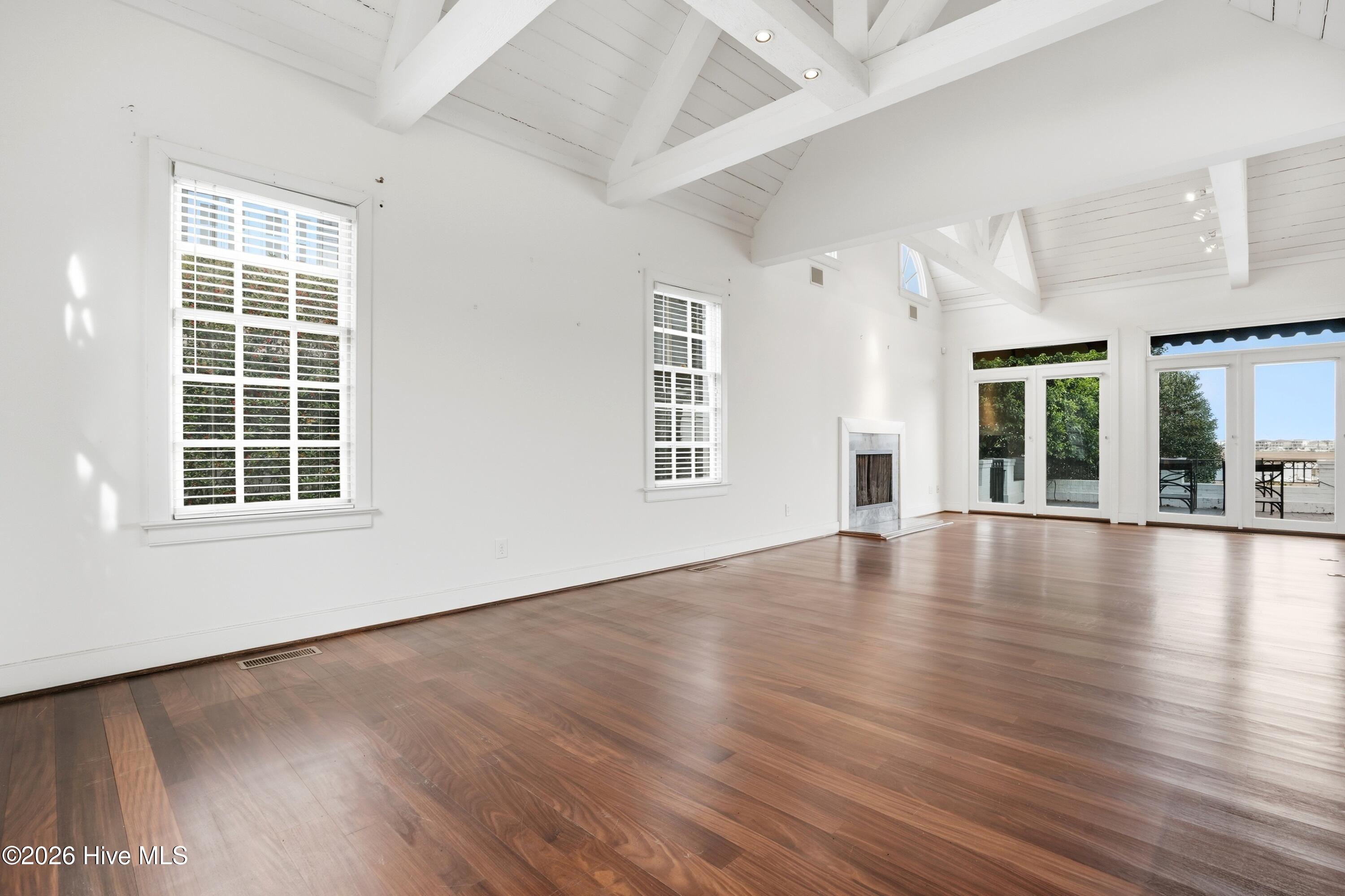 100556046 | Photo 31