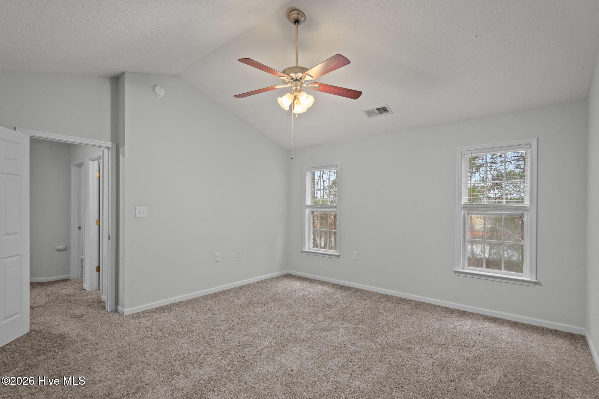 100558076 | Photo 24