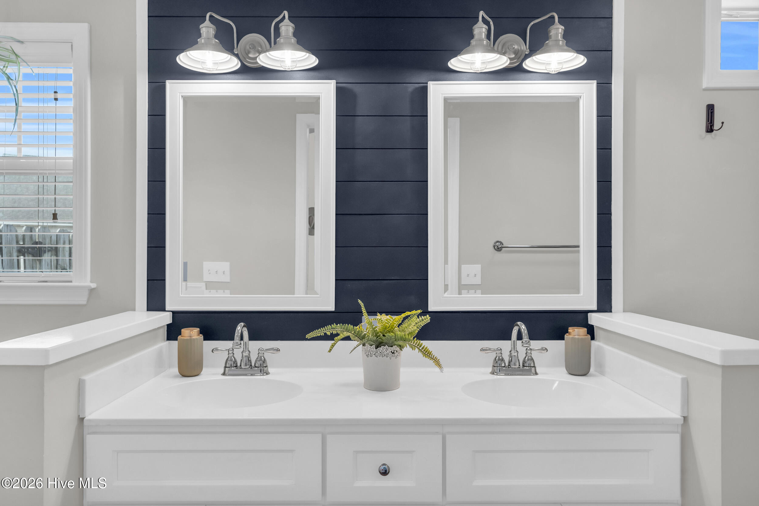 100548167 | Photo 25