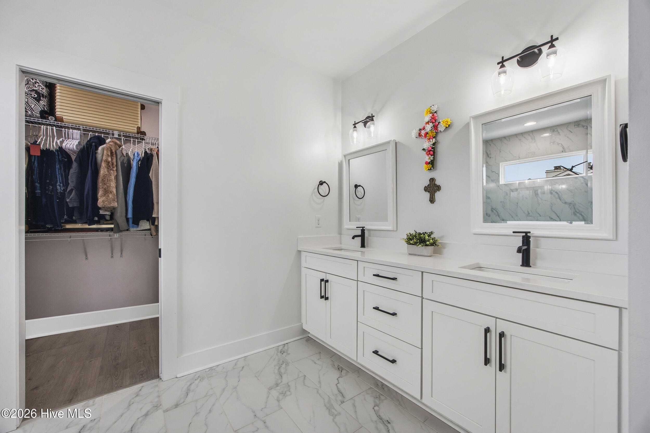 100558595 | Photo 30