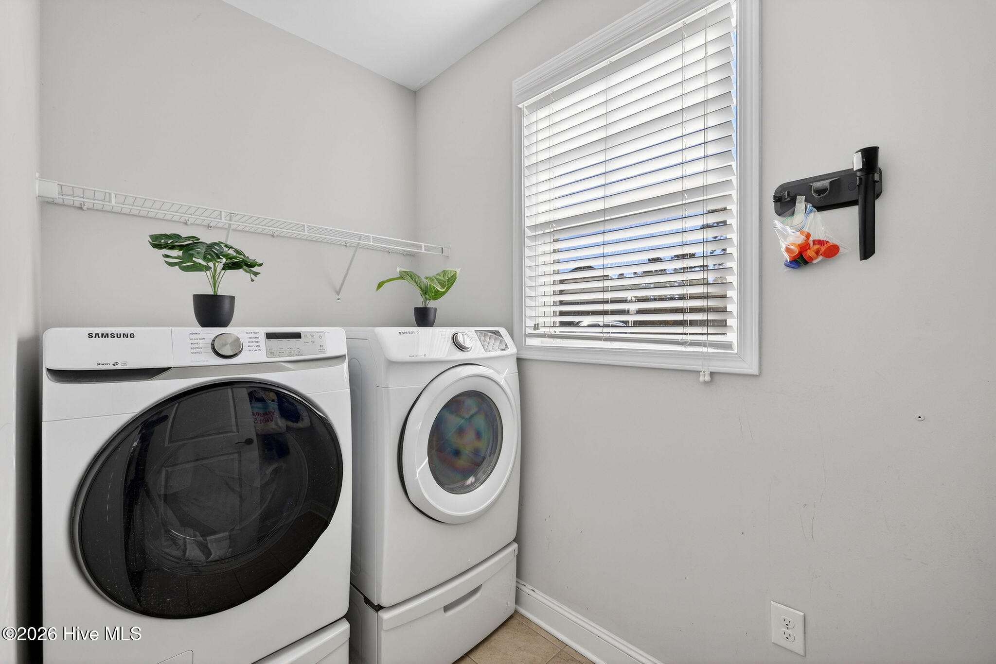 100547189 | Photo 16