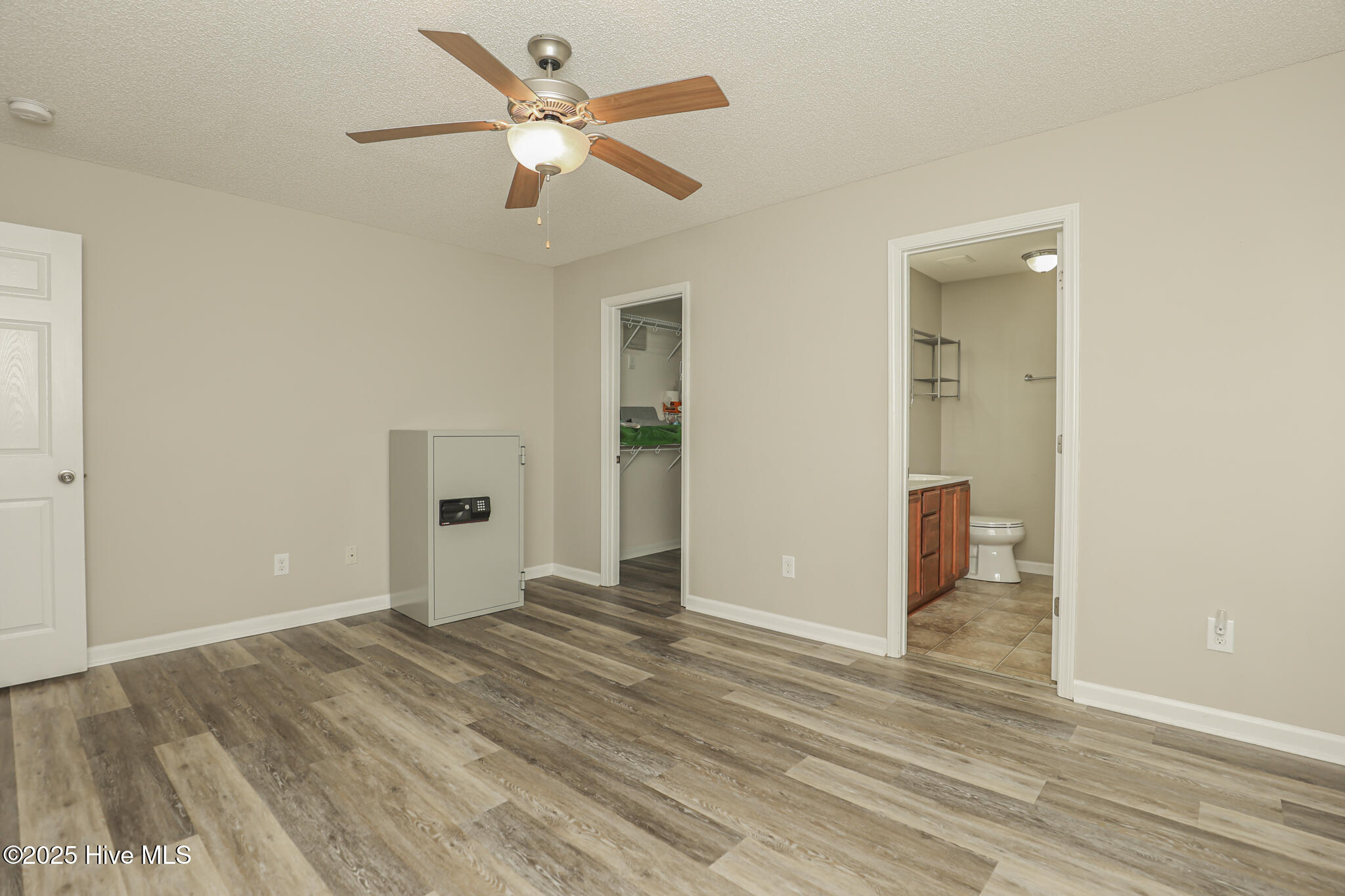 100536070 | Photo 22