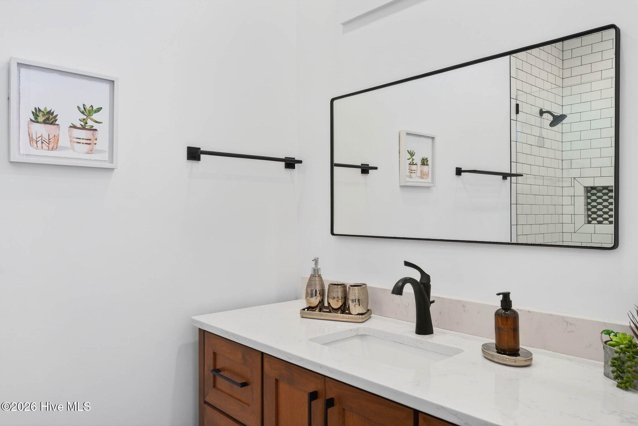 100561676 | Photo 17