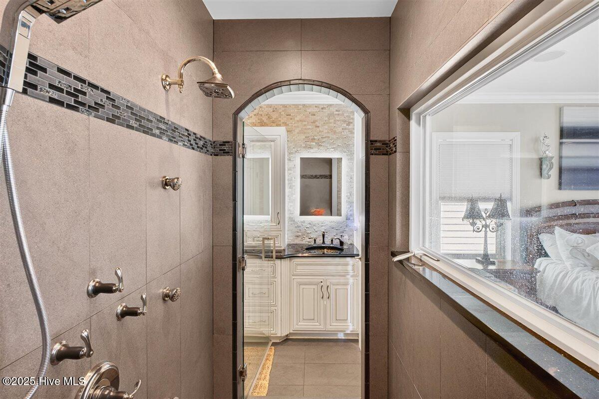 100538364 | Photo 37