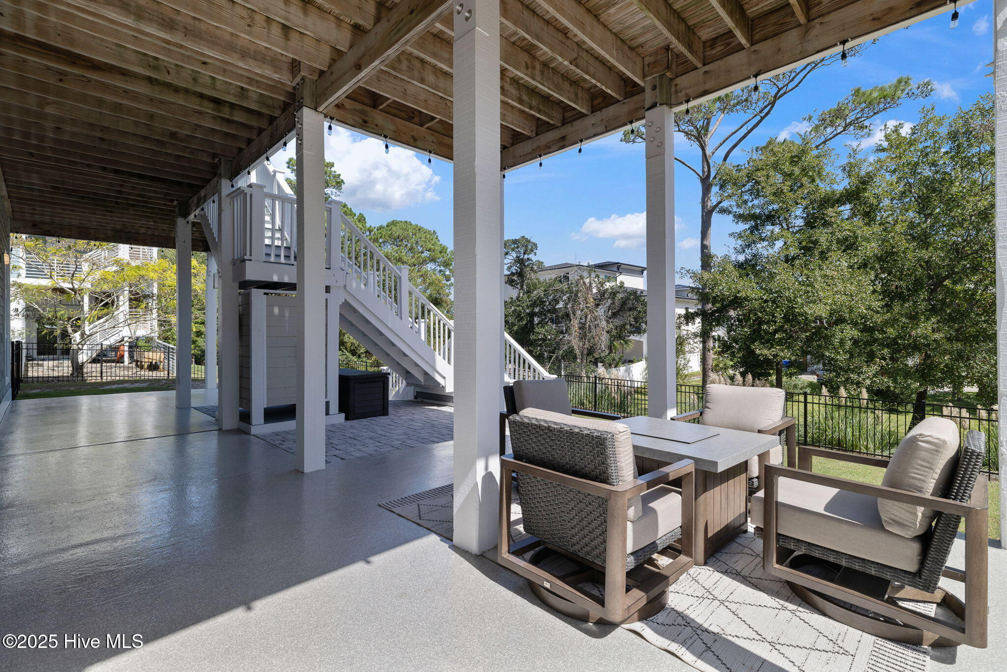 100548263 | Photo 66