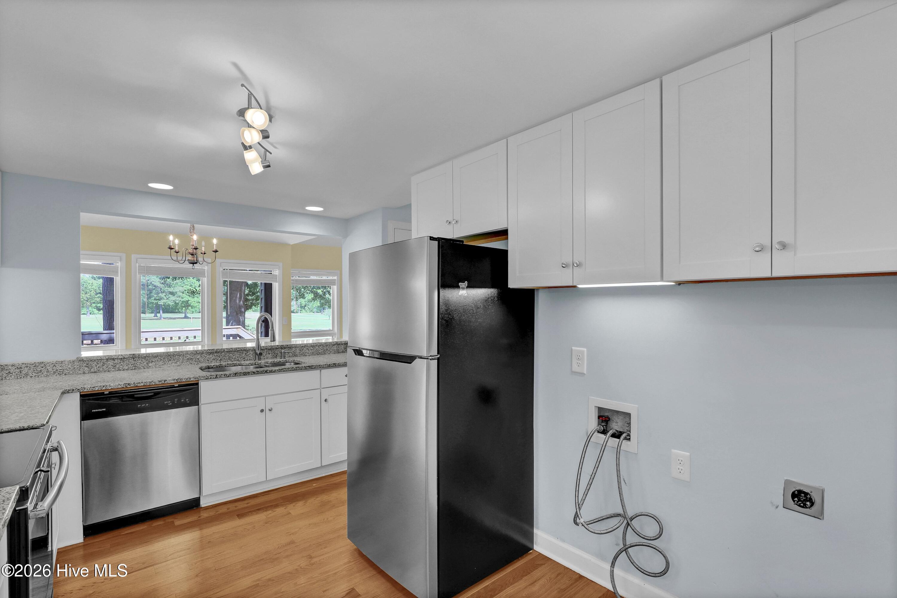 100570690 | Photo 10