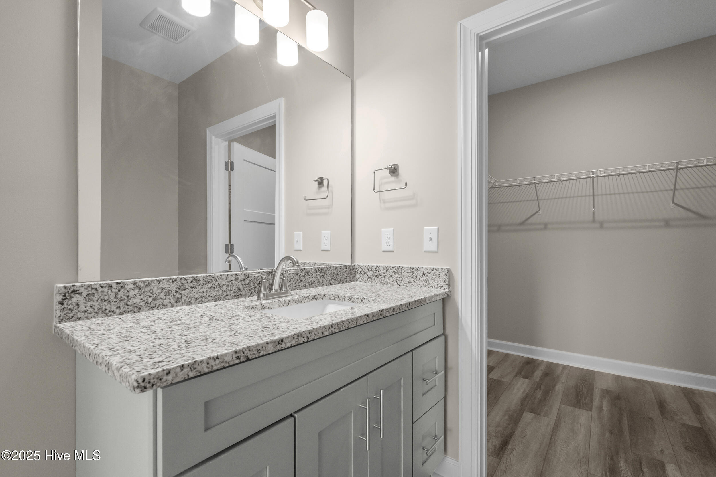 100539009 | Photo 39