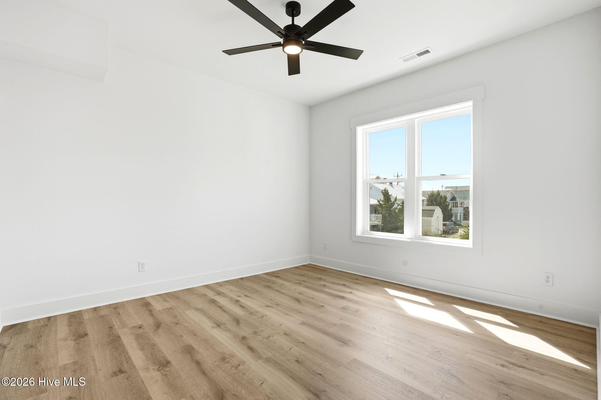 100561284 | Photo 26