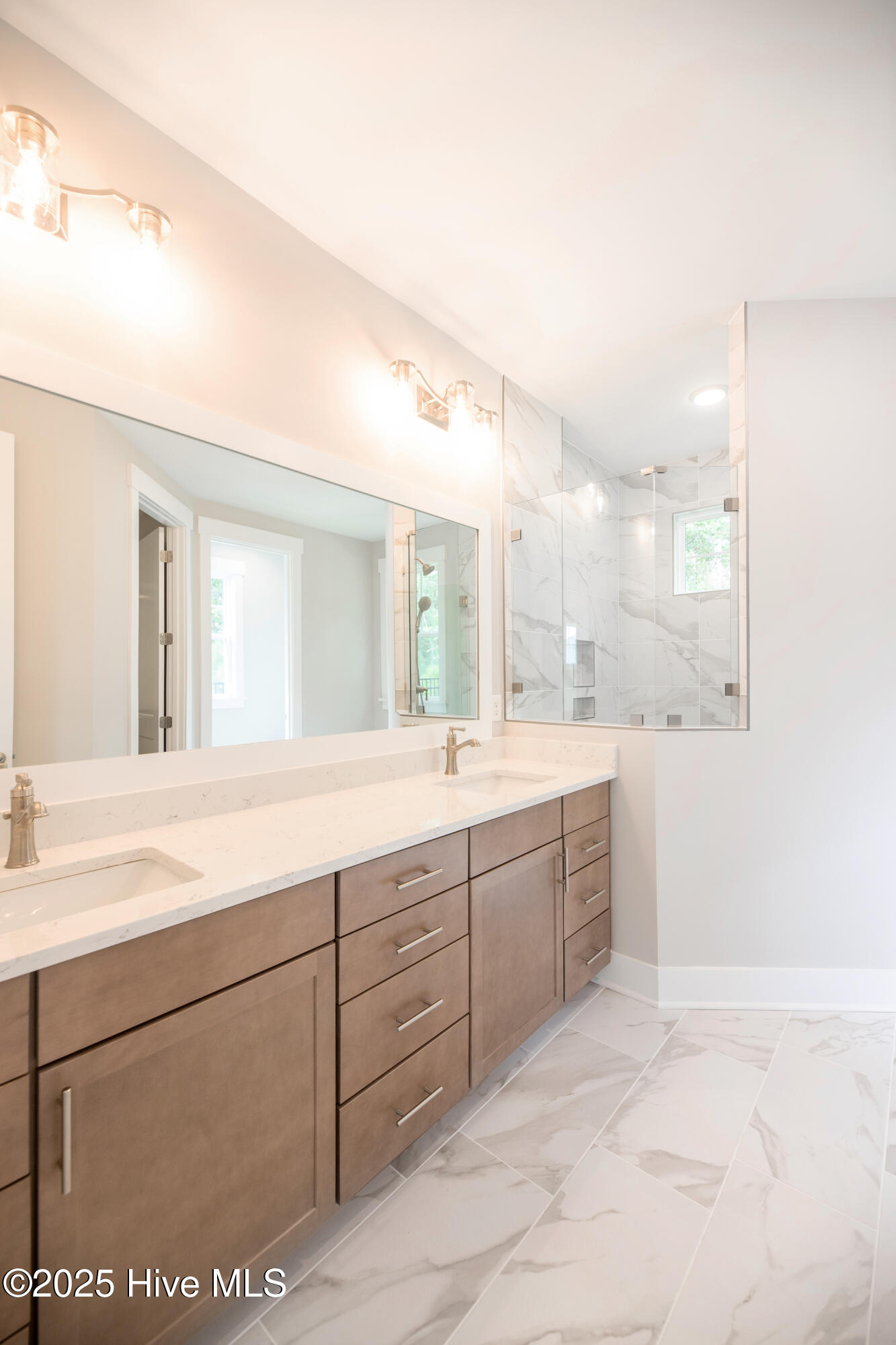 100521268 | Photo 16